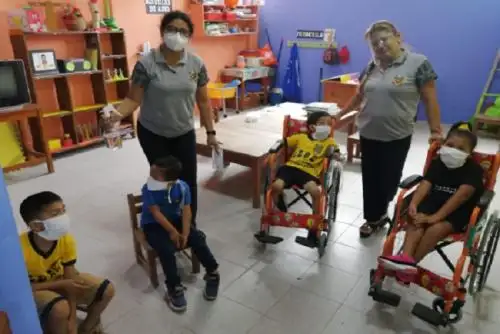 La viceministra de Gestión Pedagógica, Killa Miranda, dio la bienvenida a 117 estudiantes con discapacidad, de un total de 158 matriculados en dicho CEBE.