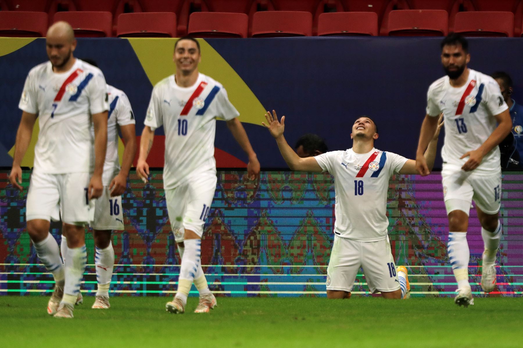 Braian Samudio de Paraguay celebra un gol con sus compañeros durante un partido por el Grupo A de la Copa América, en el estadio Mané Garrincha de Brasilia. Foto: EFE