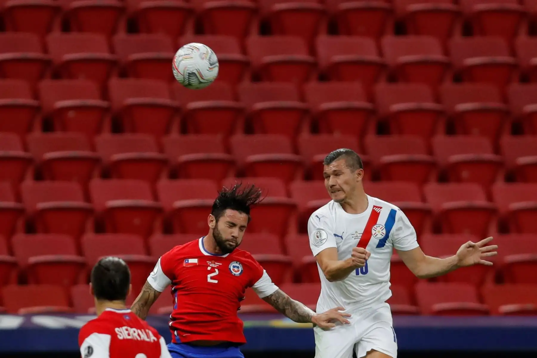 Eugenio Mena de Chile disputa el balón con Braian Samudio de Paraguay durante partido por el Grupo A de la Copa América, en el estadio Mané Garrincha de Brasilia. Foto: EFE