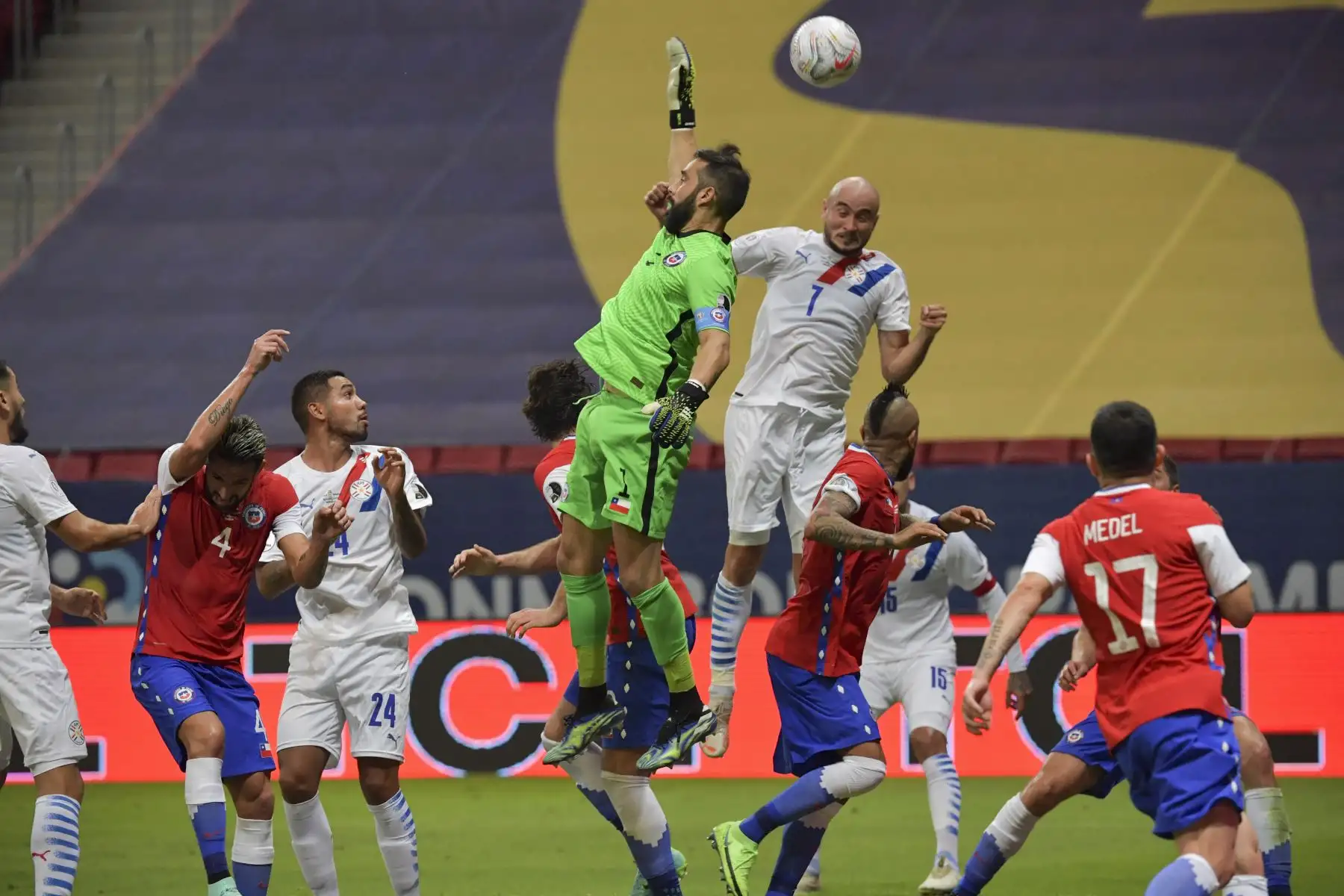 El portero chileno Claudio Bravo y el paraguayo Carlos González saltan por el balón durante el partido por la fase de grupos de la Copa América, en el Estadio Mane Garrincha de Brasilia. Foto: AFP