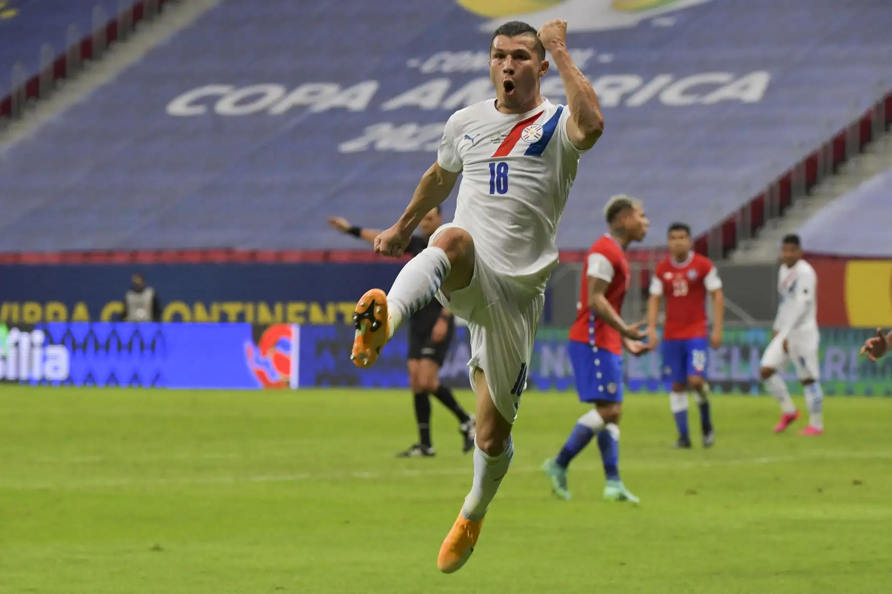 Braian Samudio de Paraguay celebra tras anotar de cabeza ante Chile durante el partido de la fase de grupos de la Copa América 2021, en el Estadio Mane Garrincha de Brasilia. Foto: AFP