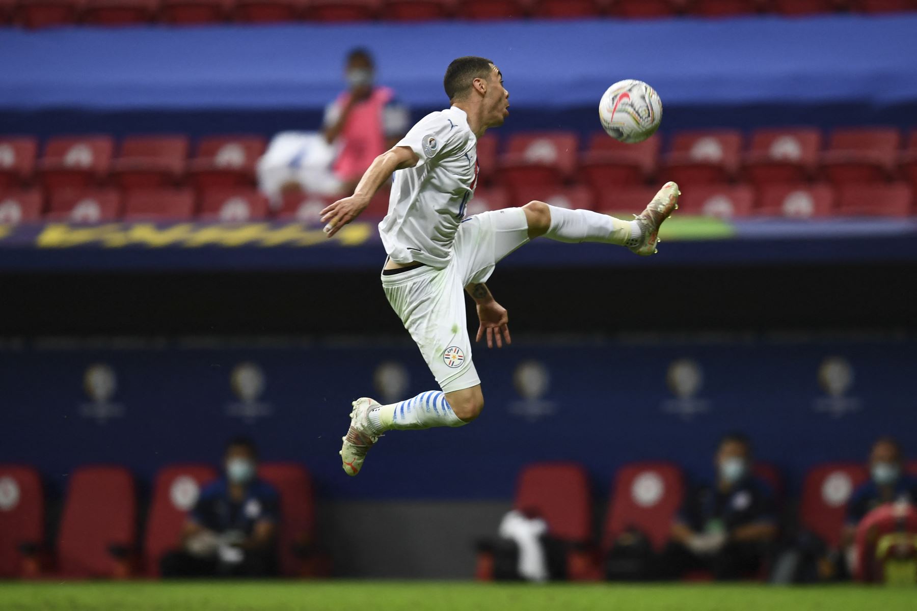 Miguel Almirón de Paraguay salta por el balón durante el partido de la fase de grupos de la Copa América 2021, en el Estadio Mane Garrincha de Brasilia. Foto: AFP