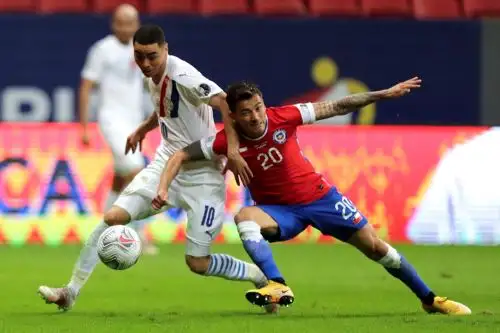 Miguel Almirón disputa el balón con Charles Aránguiz Foto: EFE