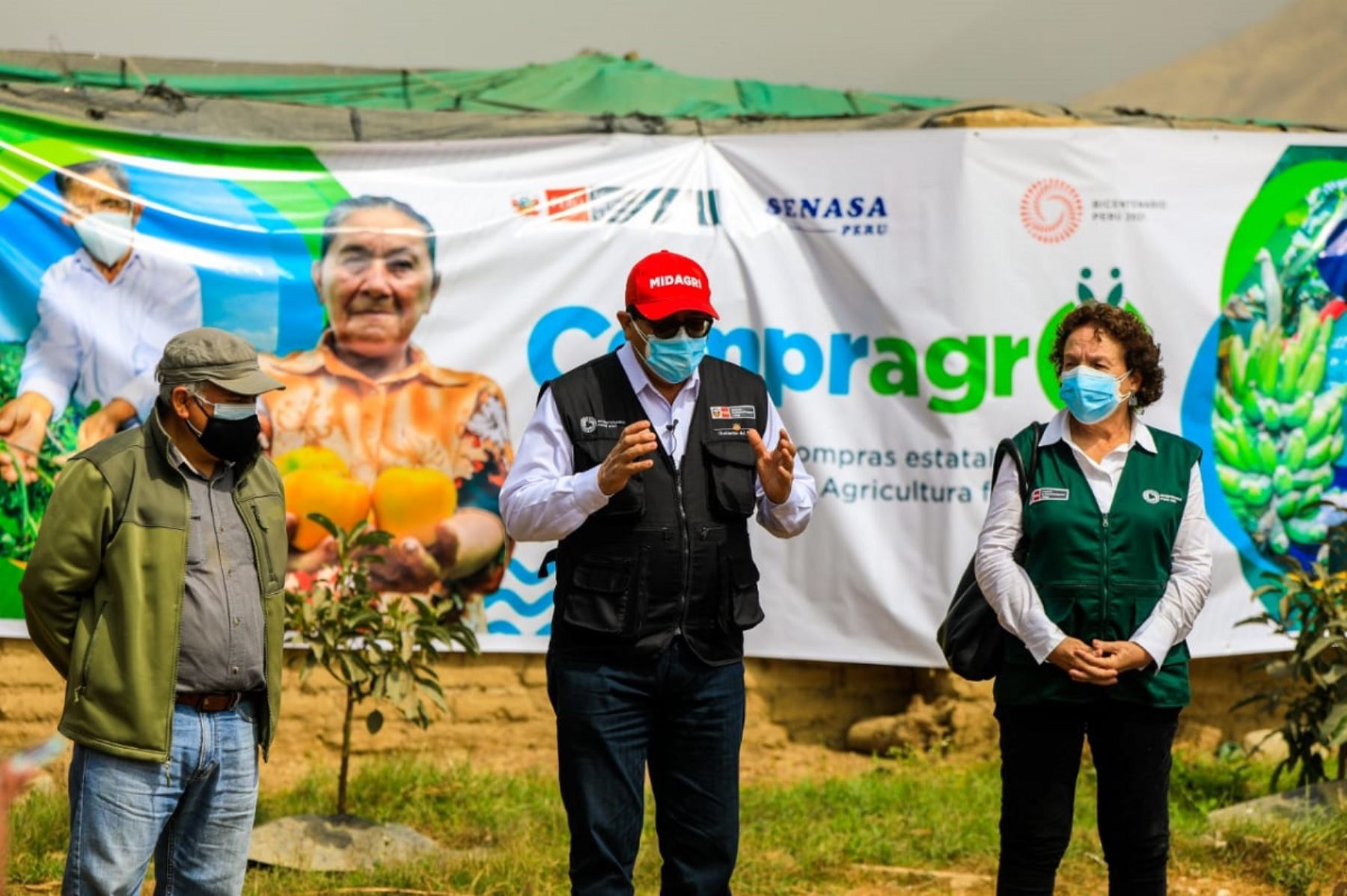 Ministro de Desarrollo Agrario y Riego, Federico Tenorio (al centro) en lanzamiento del programa COMPRAGRO. Foto: Cortesía.