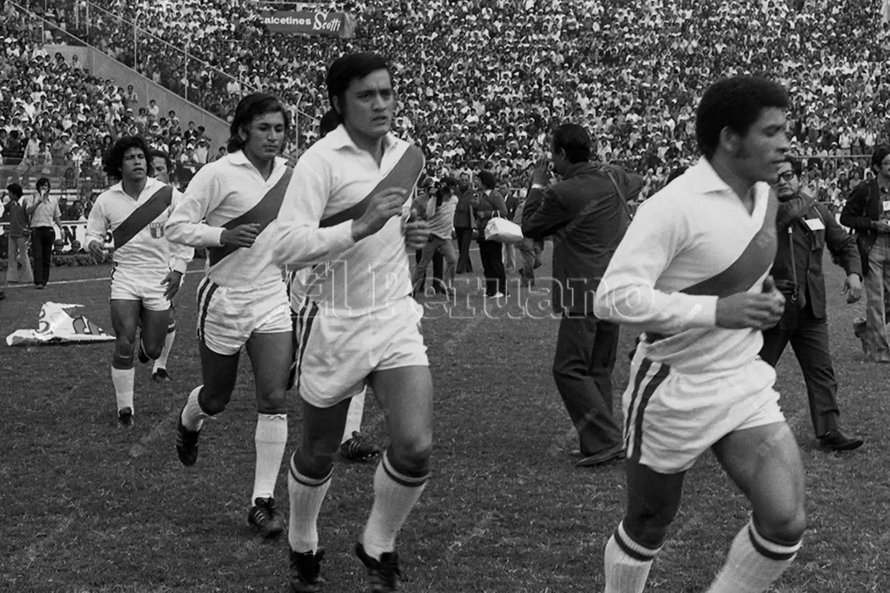 Lima - 4 octubre 1975. Héctor Chumpitaz y Eleazar Soria (ce)  saltan al campo del estadio Alejandro Villanueva para el partido con Brasil por la semifinal de la Copa América. Foto: Archivo Histórico de El Peruano / Rómulo Luján