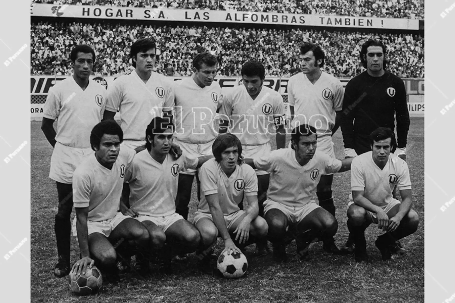 Lima - 12 setiembre 1972. Eleazar Soria junto a  Luis cruzado, Héctor Chumpitaz, Juan José Muñante, Percy Rojas y Oswaldo "Cachito" Ramírez, entre otros, en la formación de Universitario de Deportes que participó en la Copa Libertadores de América. Foto: Archivo Histórico de El Peruano