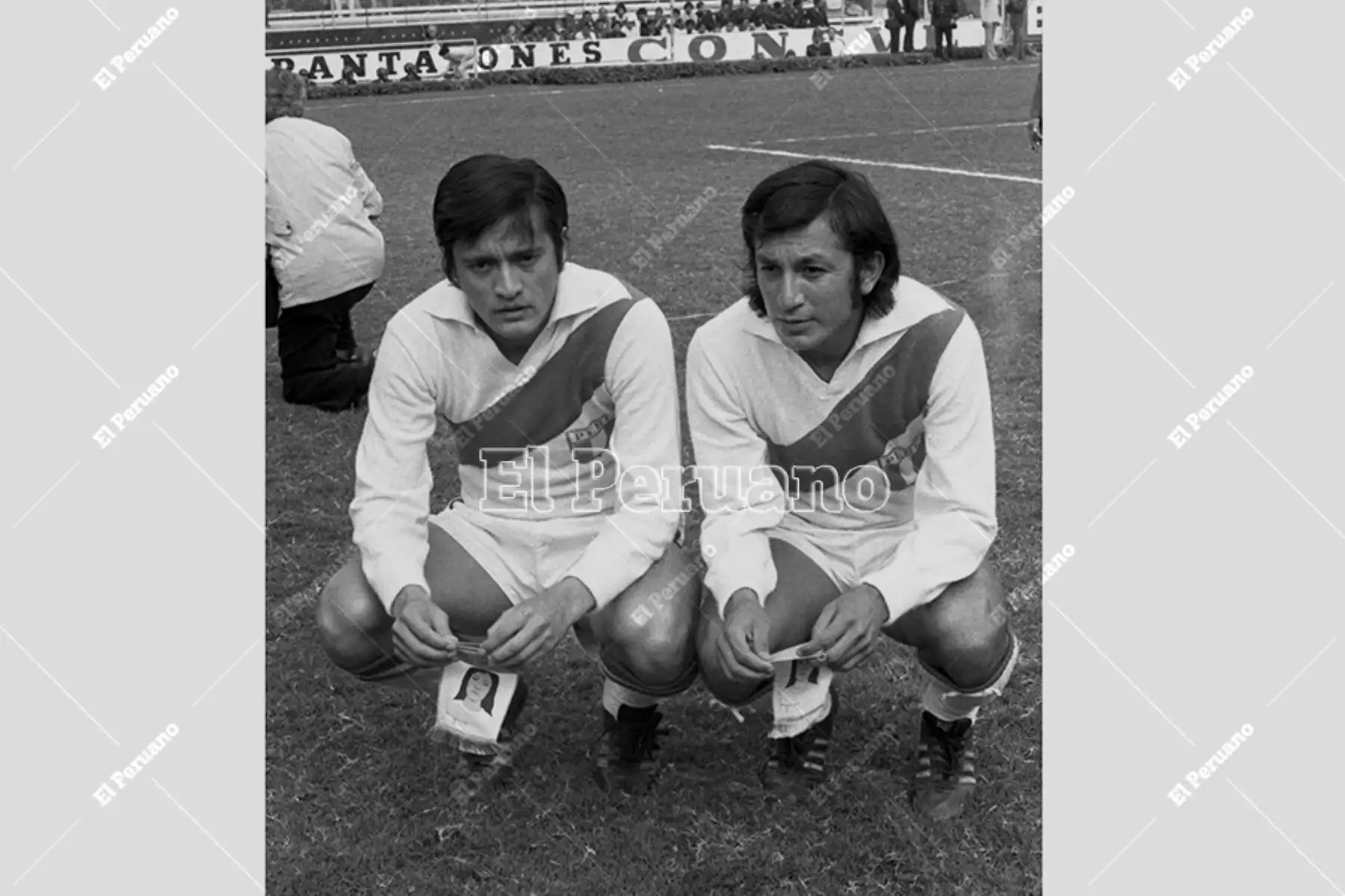 Lima - 4 octubre 1975. Eleazar Soria y Alfredo Quesada posan antes del partido entre Perú y Brasil  por la semifinal de la Copa América. Foto: Archivo Histórico de El Peruano / Nelson Vela