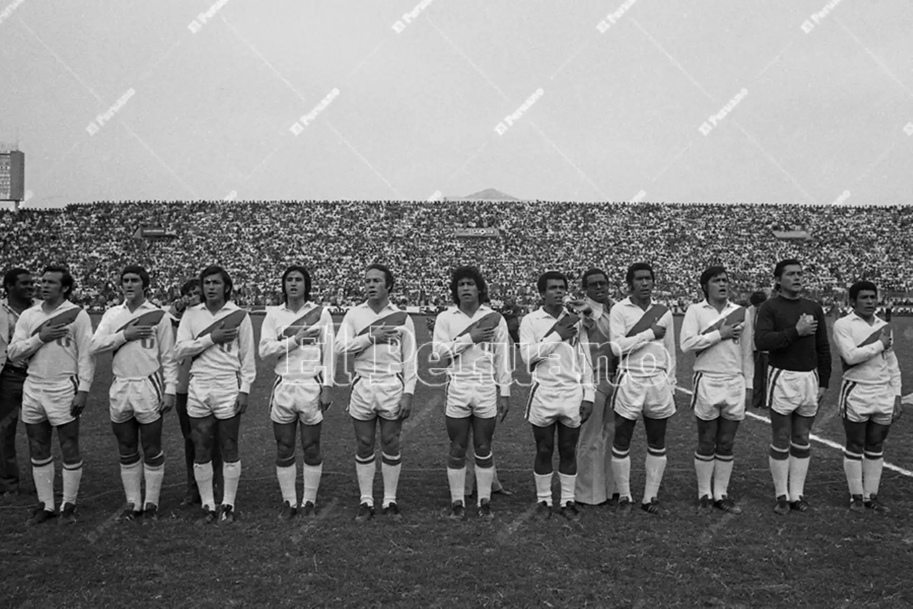 Lima - 4 octubre 1975. Eleazar Soria (3 derecha) en la formación de la selección peruana de futbol que enfrentó a Brasil  por la semifinal de la Copa América. Foto: Archivo Histórico de El Peruano / Virgilio Molero