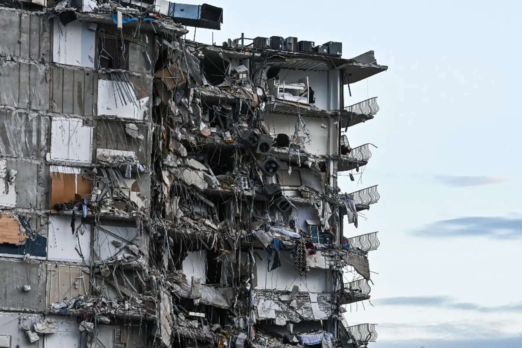 Los bomberos de Miami-Dade continúan con las labores de rescate en el edificio que colapsó este jueves en Surfside. Entre agua y escombros, buscan sobrevivientes. Su arriesgada labor ha sido fundamental para salvar muchas vidas. Foto: AFP