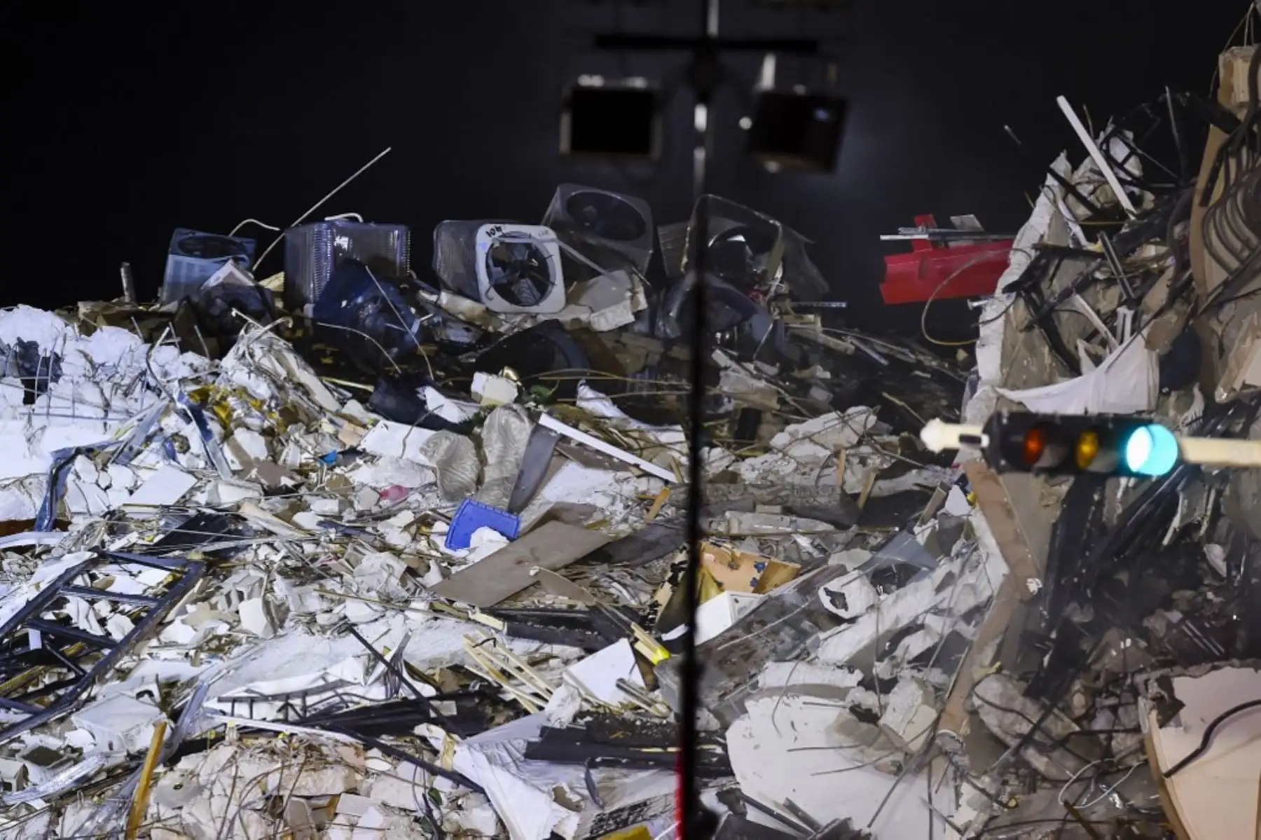 Los bomberos de Miami-Dade continúan con las labores de rescate en el edificio que colapsó este jueves en Surfside. Entre agua y escombros, buscan sobrevivientes. Su arriesgada labor ha sido fundamental para salvar muchas vidas. Foto: AFP