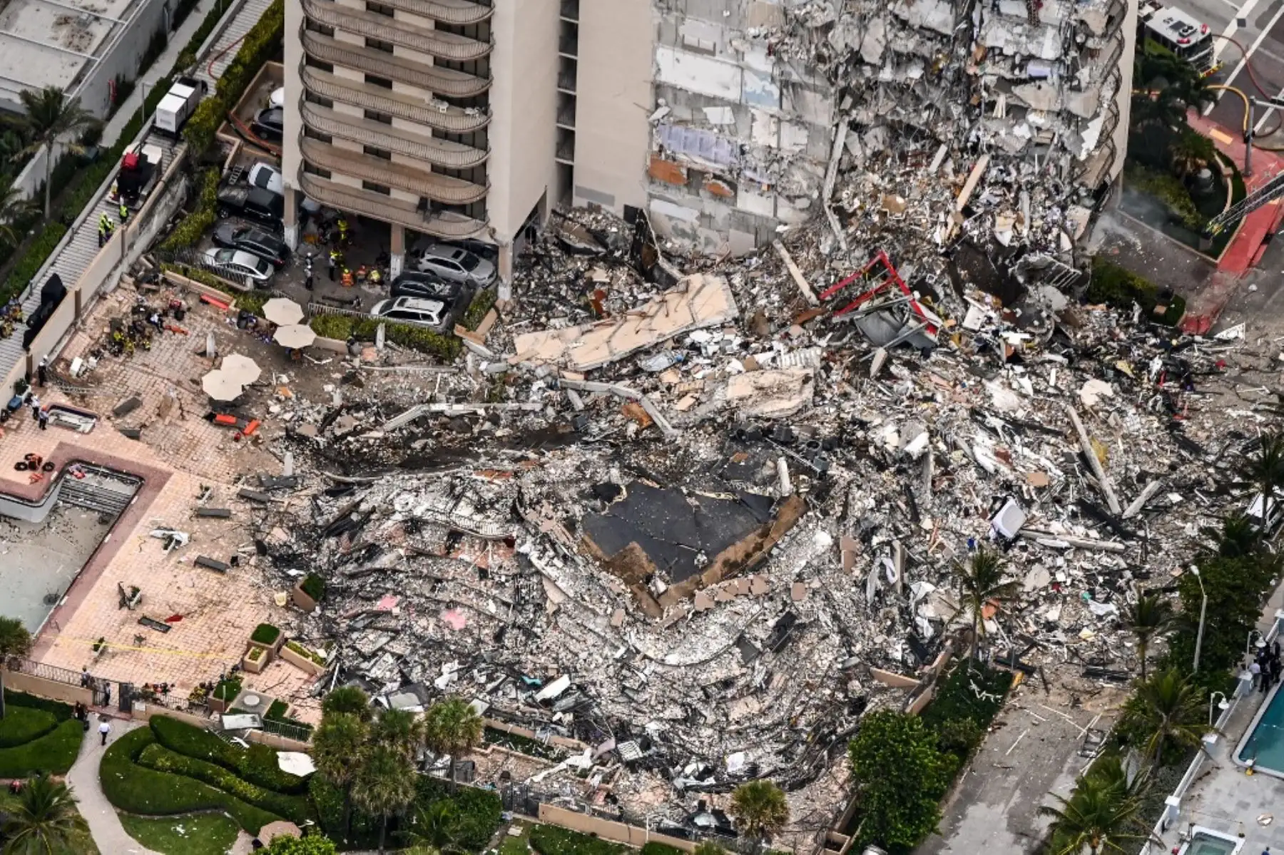Los bomberos de Miami-Dade continúan con las labores de rescate en el edificio que colapsó este jueves en Surfside. Entre agua y escombros, buscan sobrevivientes. Su arriesgada labor ha sido fundamental para salvar muchas vidas. Foto: AFP
