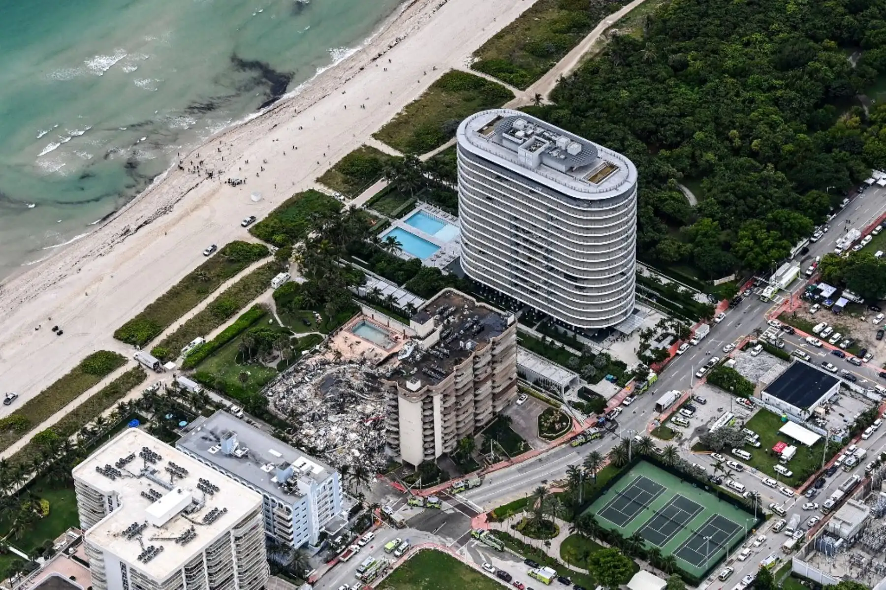 Los bomberos de Miami-Dade continúan con las labores de rescate en el edificio que colapsó este jueves en Surfside. Entre agua y escombros, buscan sobrevivientes. Su arriesgada labor ha sido fundamental para salvar muchas vidas. Foto: AFP