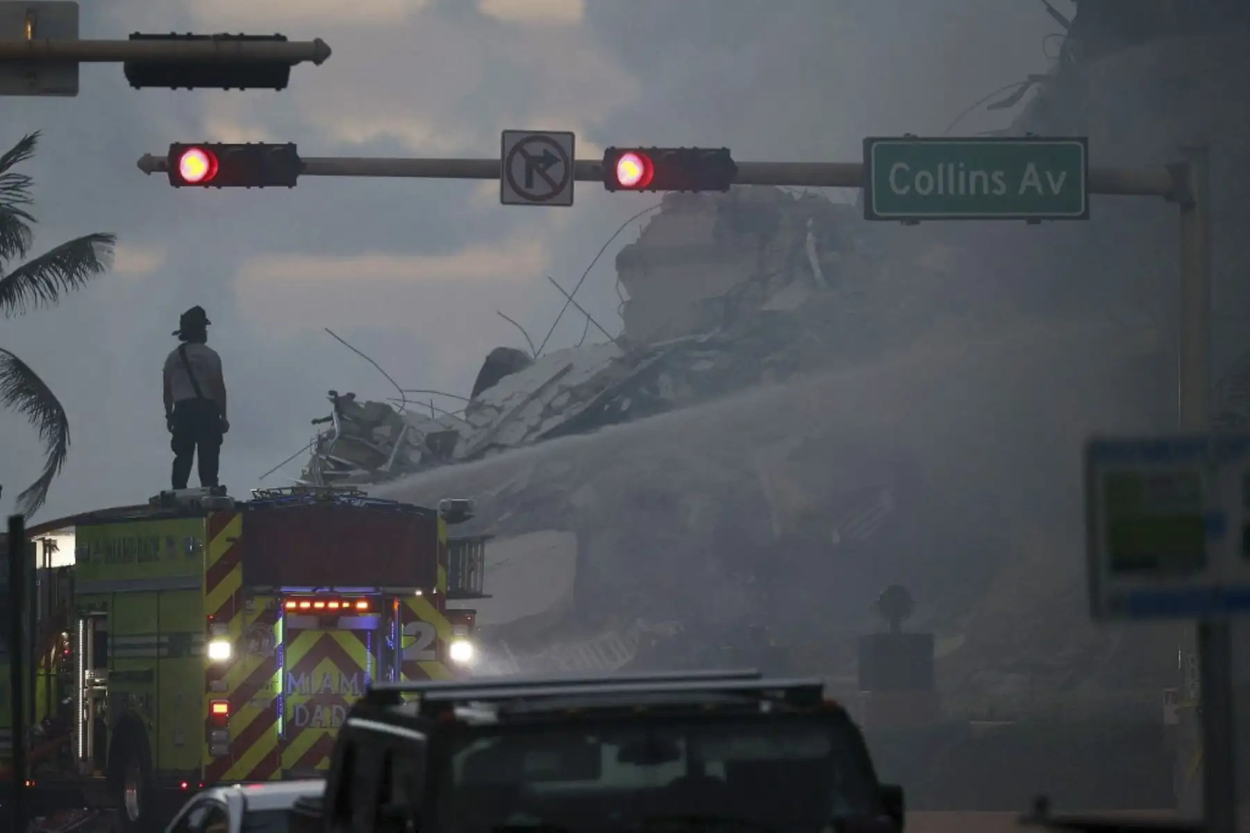 Los bomberos de Miami-Dade continúan con las labores de rescate en el edificio que colapsó este jueves en Surfside. Entre agua y escombros, buscan sobrevivientes. Su arriesgada labor ha sido fundamental para salvar muchas vidas. Foto: AFP