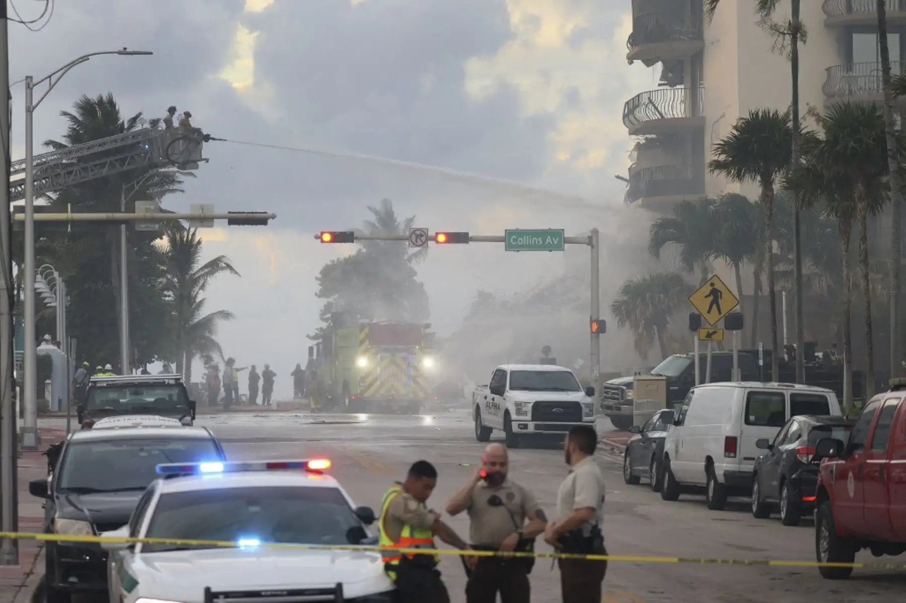 Los bomberos de Miami-Dade continúan con las labores de rescate en el edificio que colapsó este jueves en Surfside. Entre agua y escombros, buscan sobrevivientes. Su arriesgada labor ha sido fundamental para salvar muchas vidas. Foto: AFP