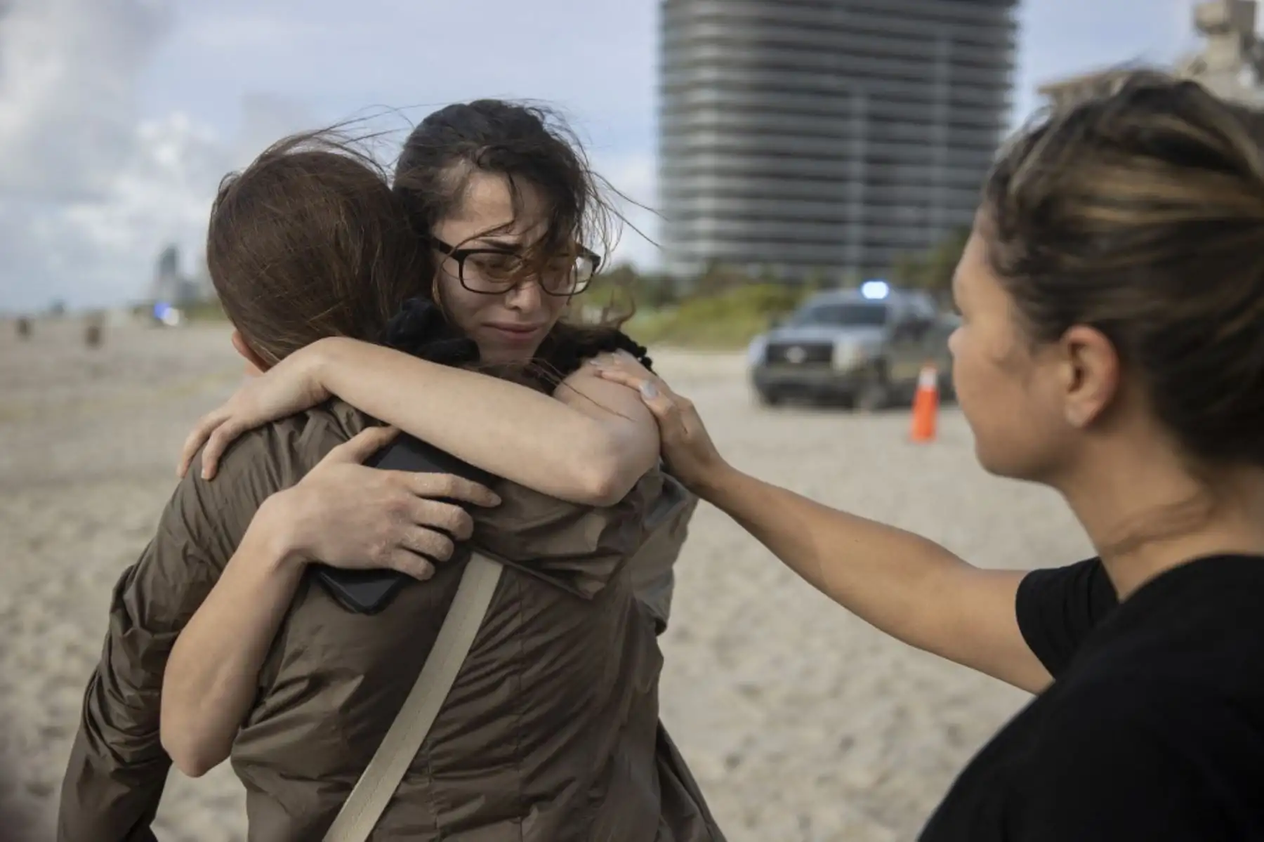 Los bomberos de Miami-Dade continúan con las labores de rescate en el edificio que colapsó este jueves en Surfside. Entre agua y escombros, buscan sobrevivientes. Su arriesgada labor ha sido fundamental para salvar muchas vidas. Foto: AFP