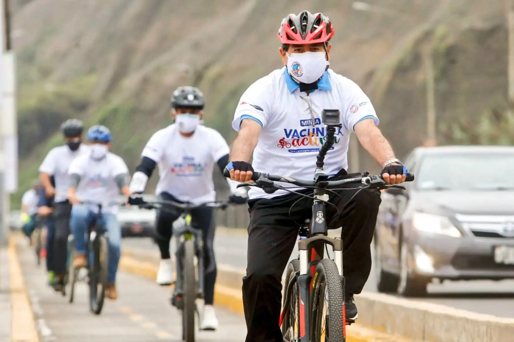 La población de 58 y 59 años que empezó hoy a vacunarse contra la covid-19 puede acudir en bicicleta o trotando al centro de vacunación de Agua Dulce, anunció el titular de Salud. Foto: ANDINA/Minsa