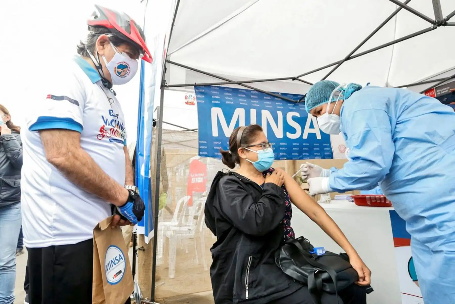 Se inició la vacunación contra la COVID-19 a personas de 58 y 59 años de Lima y Callao. El ministro Óscar Ugarte junto al viceministro de Prestaciones y Aseguramiento en Salud, Bernardo Ostos, lanzaron la estrategia Vacuna Activa en la playa Agua Dulce de Chorrillos.
Foto:ANDINA/Minsa