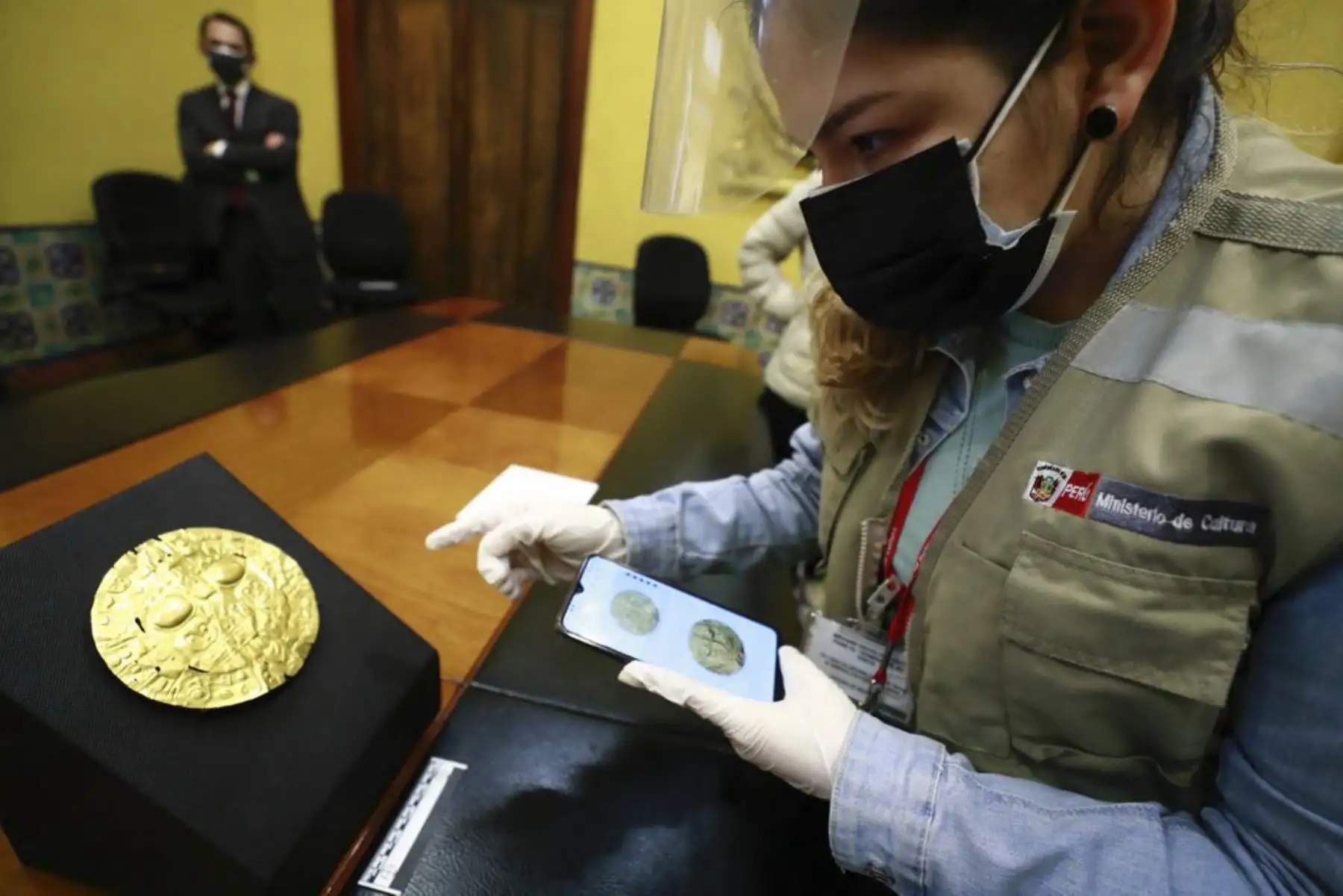 El Ministerio de Cultura acordó declarar como Patrimonio Cultural de la Nación al bien mueble prehispánico, denominado “Placa de Echenique” o “Sol de Echenique”, que se encontraba en posesión del Museo Nacional del Indio Americano (NMAI) de los Estados Unidos y recientemente fue repatriado a nuestro país. Esta decisión está consignada en la resolución viceministerial N° 000149-2021-VMPCIC/MC. Foto: Ministerio de Cultura