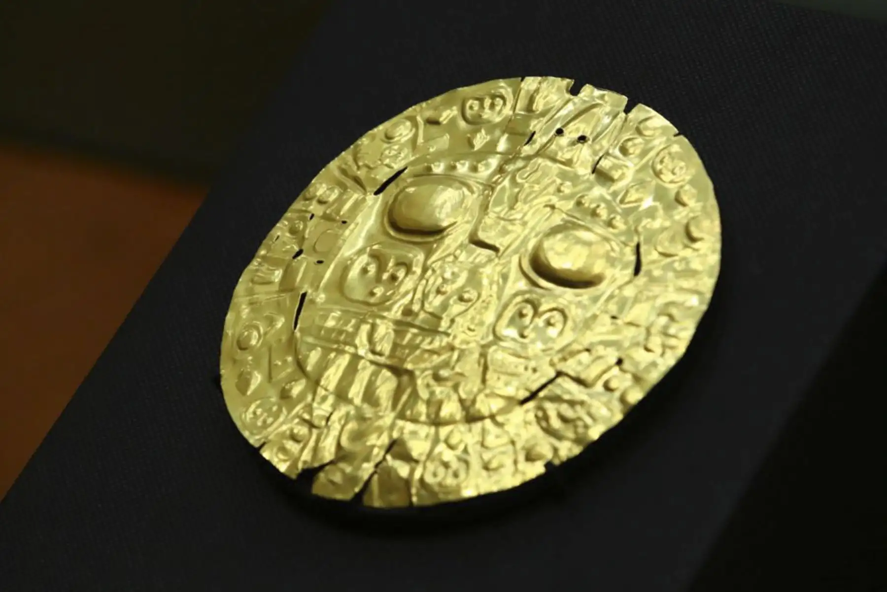 La repatriación del bien, inició en el año 2011, cuando el Ministerio de Cultura tomó conocimiento de la presencia del Sol de Echenique en el Museo Indígena Americano de Nueva York. Es así que, desde el 2018, el Ministerio de Cultura, con apoyo del Ministerio de Relaciones Exteriores, y el Instituto Smithsonian del Museo Nacional del Indígena Americano, han venido sosteniendo coordinaciones permanentes sobre la custodia, entrega, condiciones, y medidas de protección del bien. Ahora ya se encuentra en Cusco. Foto: Ministerio de Cultura