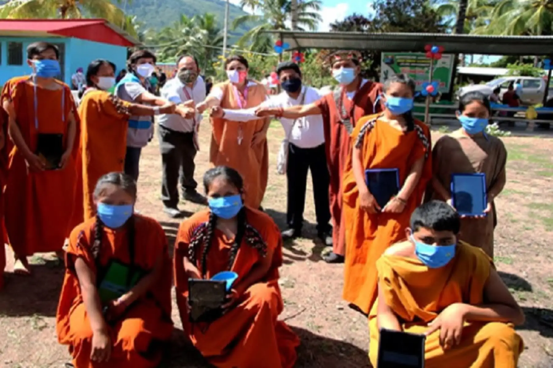 La viceministra de Gestión Pedagógica, Killa Miranda, inauguró el servicio “Tsonkiri conecta”, que ofrecerá internet, mediante wifi, a cinco escuelas y a 215 estudiantes de primaria y secundaria a través de una antena repetidora conectada a la UGEL Pichanaki, en la región Junín. Foto: Minedu