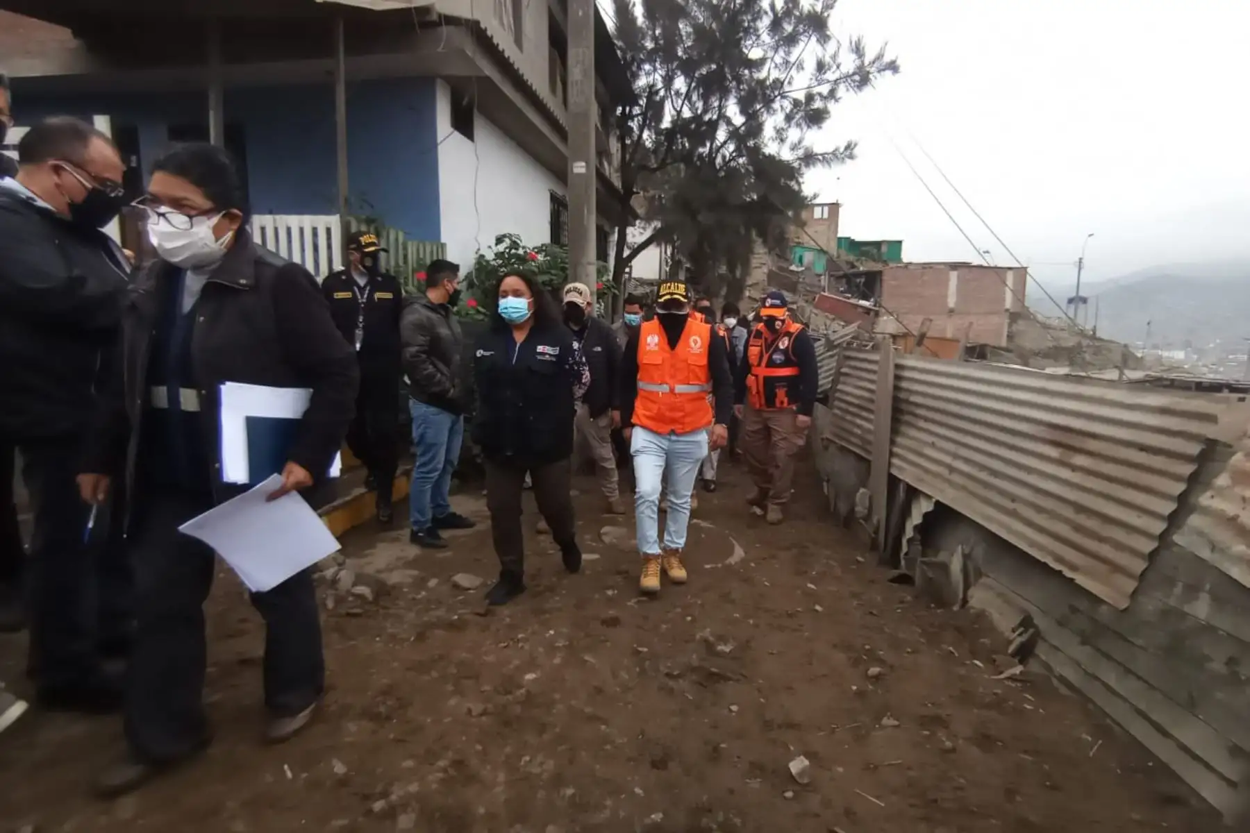 La ministra de Vivienda, Solangel Fernández, junto a un equipo de trabajo del Indeci, inspeccionan zonas afectadas en Villa María del Triunfo por sismo ocurrido el último martes. Foto: INDECI