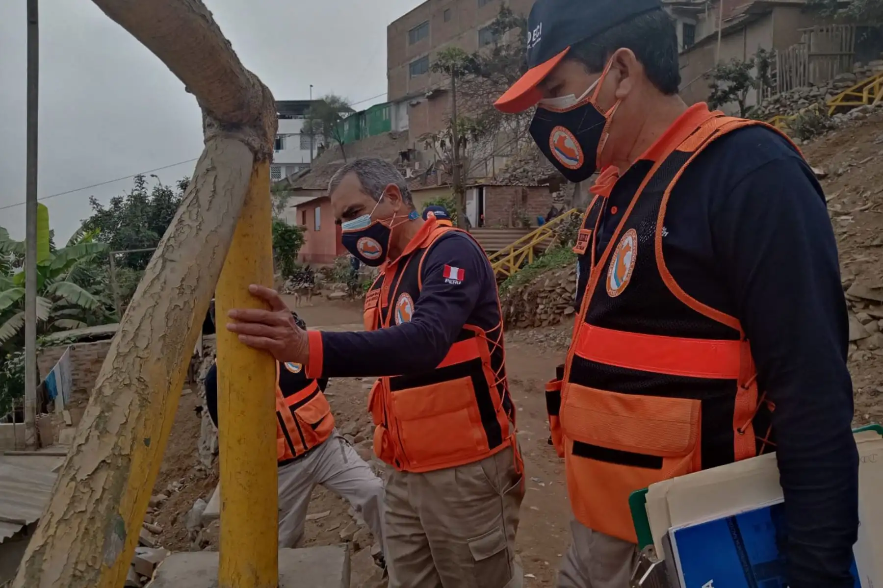 La ministra de Vivienda, Solangel Fernández, junto a un equipo de trabajo del Indeci, inspeccionan zonas afectadas en Villa María del Triunfo por sismo ocurrido el último martes. Foto: INDECI