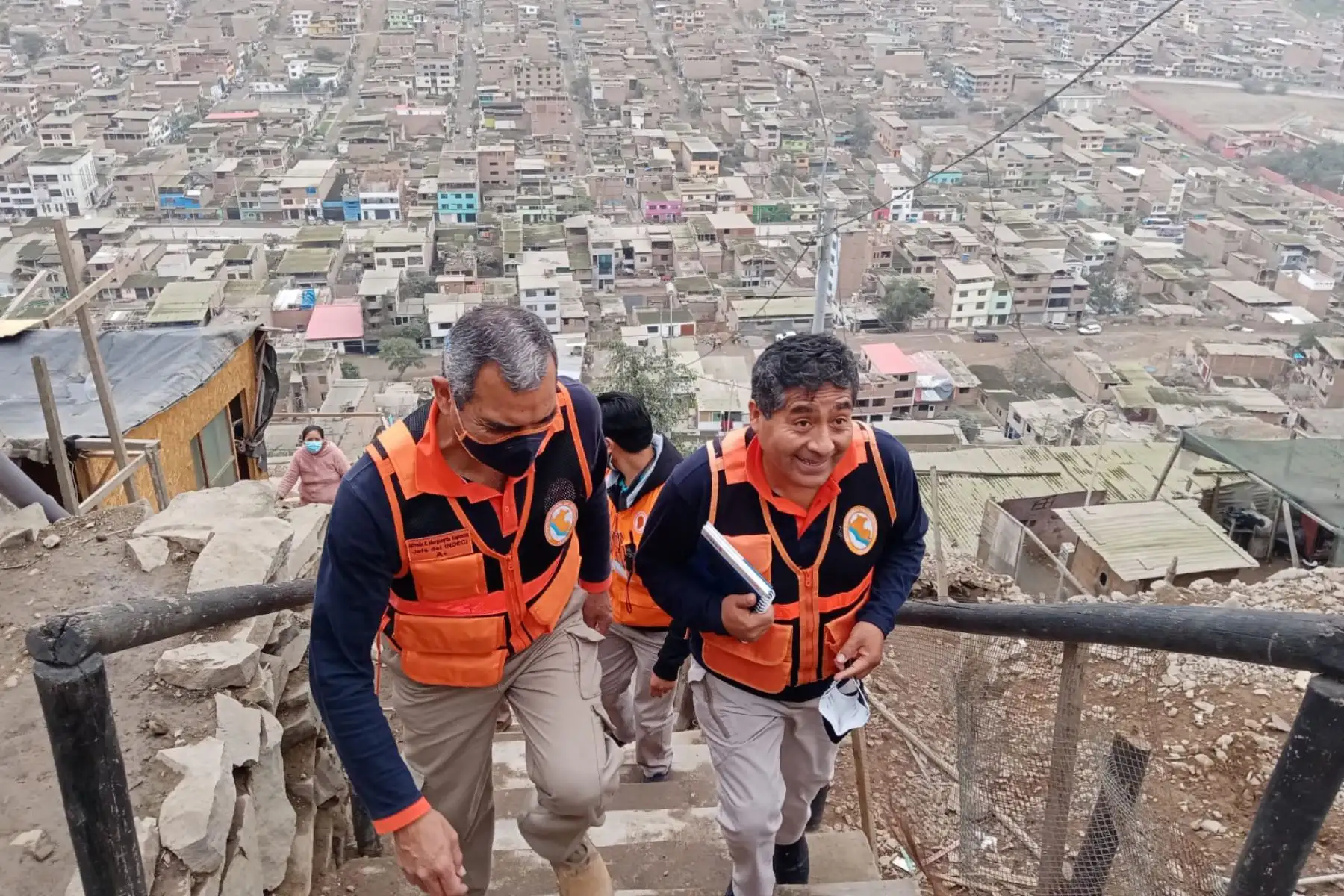 La ministra de Vivienda, Solangel Fernández, junto a un equipo de trabajo del Indeci, inspeccionan zonas afectadas en Villa María del Triunfo por sismo ocurrido el último martes. Foto: INDECI