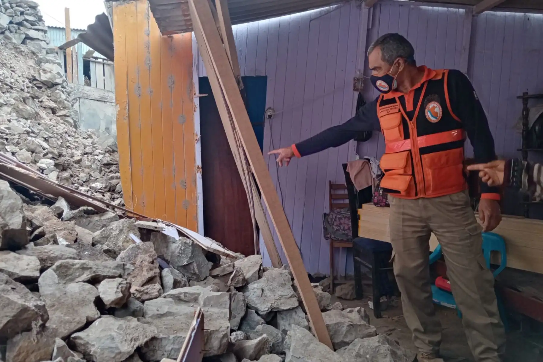 La ministra de Vivienda, Solangel Fernández, junto a un equipo de trabajo del Indeci, inspeccionan zonas afectadas en Villa María del Triunfo por sismo ocurrido el último martes. Foto: INDECI