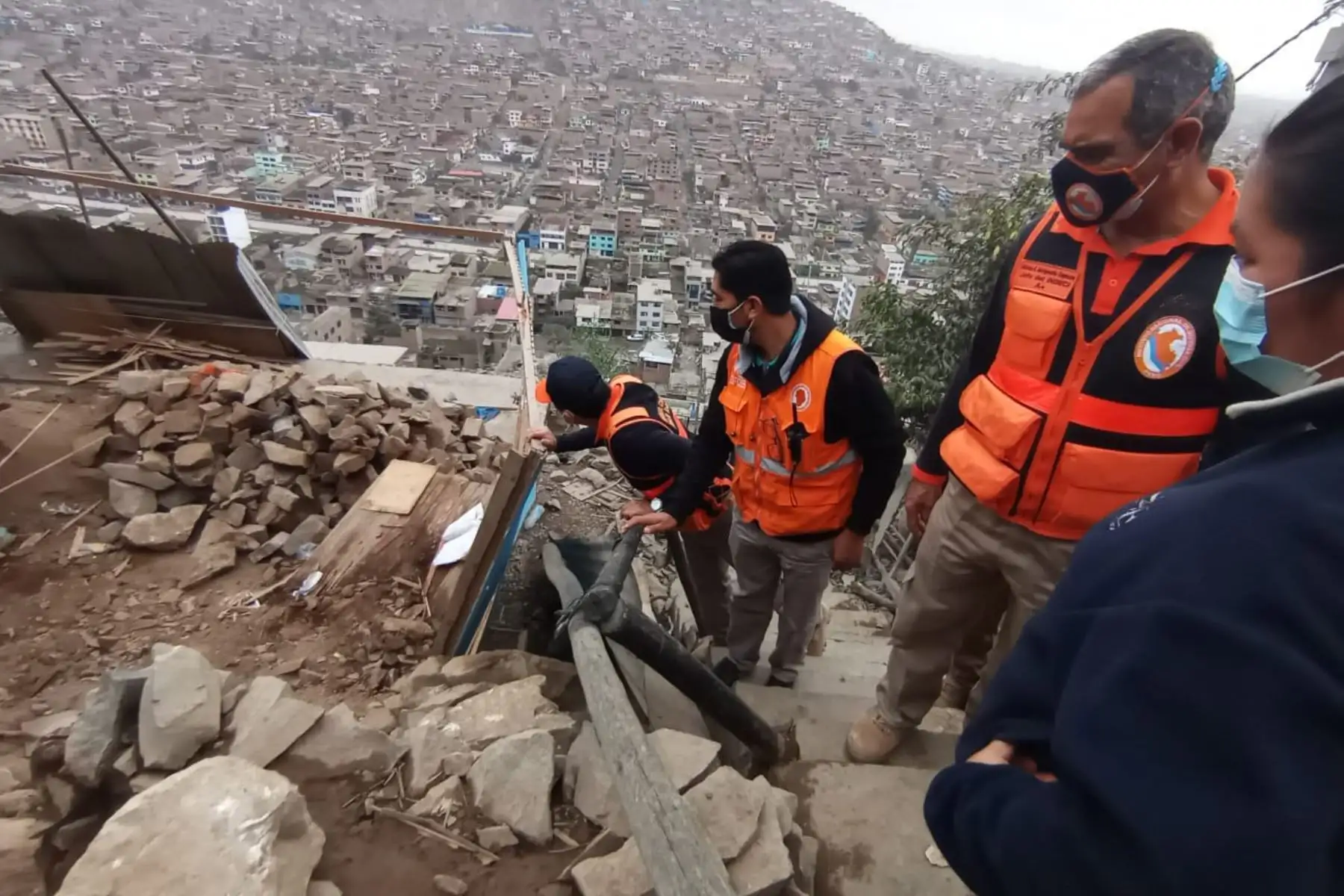La ministra de Vivienda, Solangel Fernández, junto a un equipo de trabajo del Indeci, inspeccionan zonas afectadas en Villa María del Triunfo por sismo ocurrido el último martes. Foto: INDECI