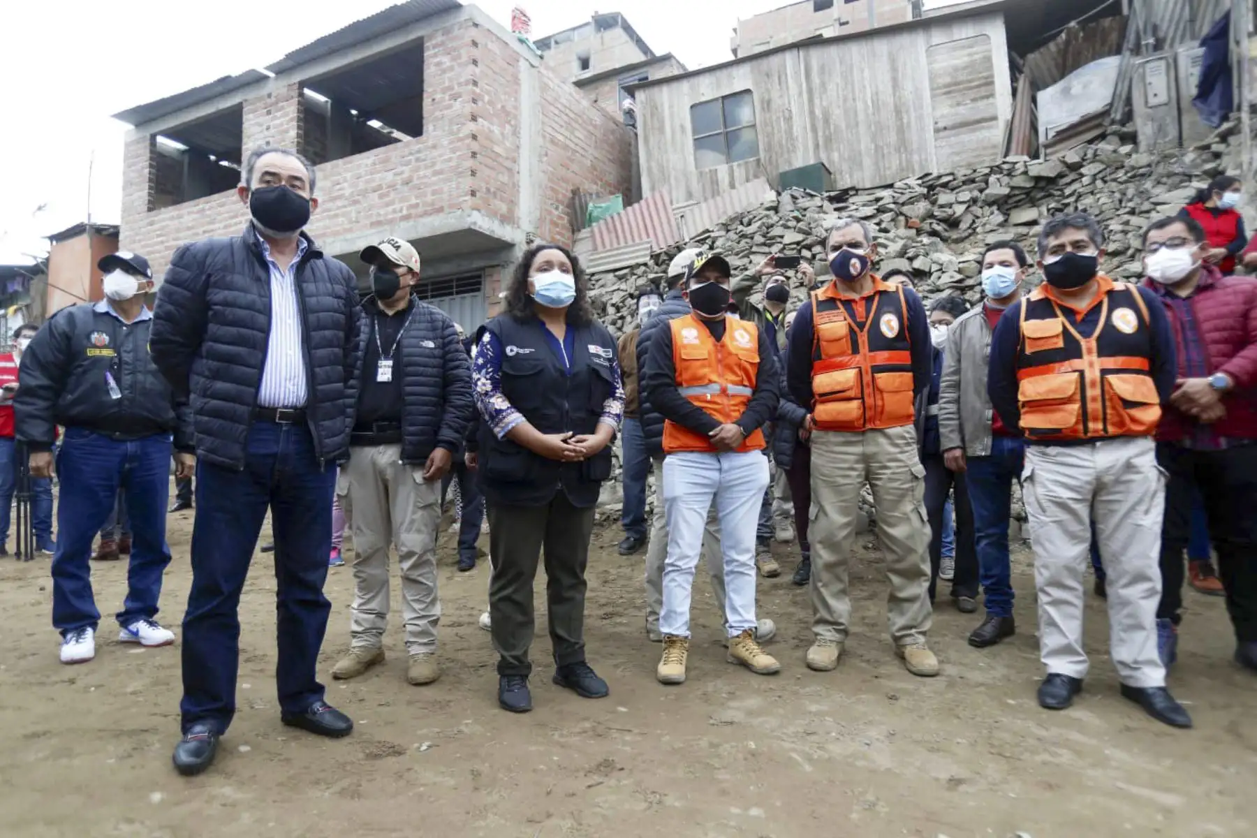 La ministra de Vivienda, Solangel Fernández, junto a un equipo de trabajo del Indeci, inspeccionan zonas afectadas de Villa María del Triunfo por sismo ocurrido el último martes. Foto: ANDINA/Ministerio de Vivienda