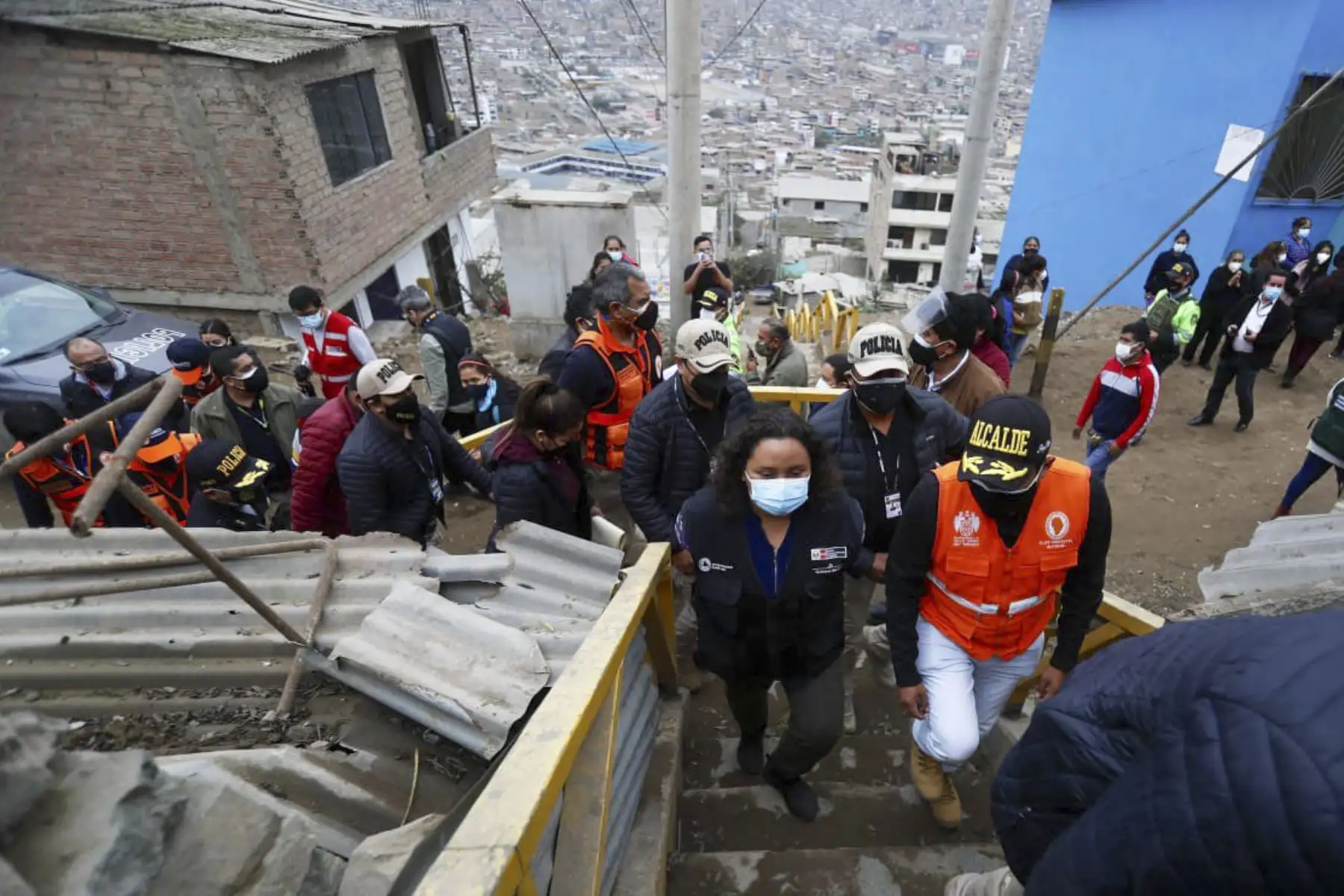 La ministra de Vivienda, Solangel Fernández, junto a un equipo de trabajo del Indeci, inspeccionan zonas afectadas de Villa María del Triunfo por sismo ocurrido el último martes. Foto: ANDINA/Ministerio de Vivienda
