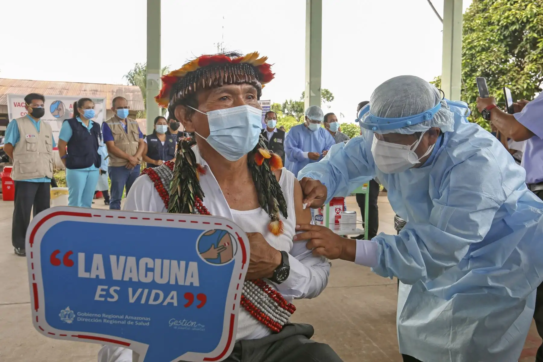 Vacunar contra el covid primero a los líderes y lideresas permite dar el ejemplo y generar confianza en las comunidades indígenas frente a la seguridad de la inmunización. ANDINA/Difusión