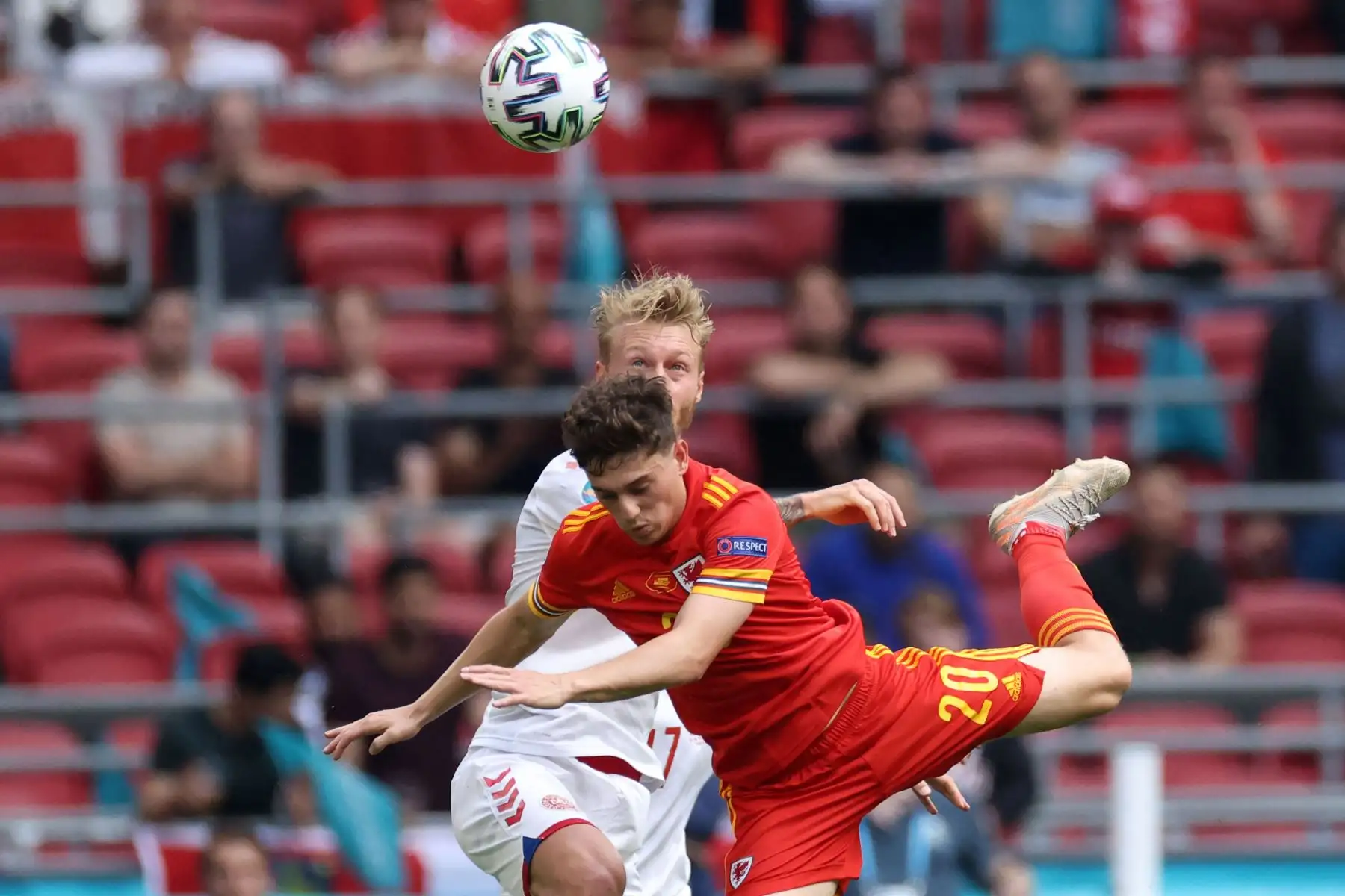 El defensor de Dinamarca Simon Kjaer  y el centrocampista de Gales Daniel James  disputan el balón durante el partido de fútbol de octavos de final de la UEFA EURO 2020 entre Gales y Dinamarca en el Johan Cruyff Arena en Ámsterdam.
Foto: AFP