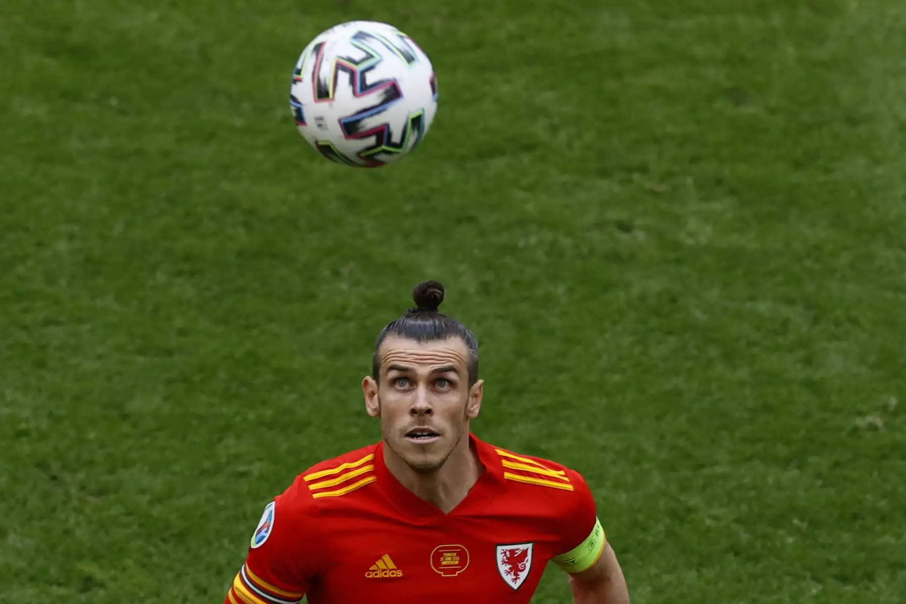 El delantero de Gales Gareth Bale controla el balón durante el partido de fútbol de octavos de final de la UEFA EURO 2020 entre Gales y Dinamarca en el Johan Cruyff Arena en Ámsterdam,
Foto: AFP
