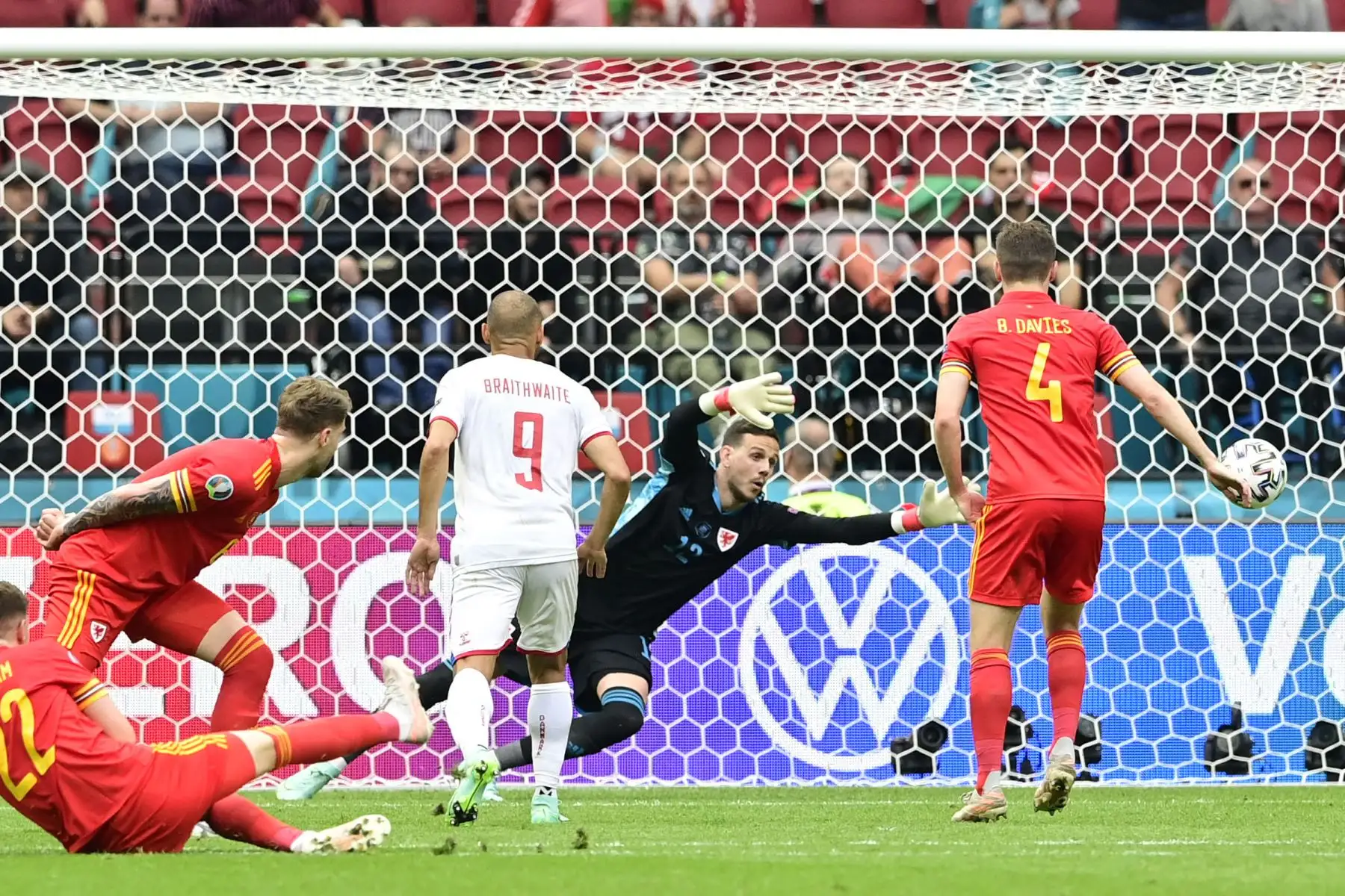 El delantero de Dinamarca Kasper Dolberg anota su primer gol durante el partido de fútbol de octavos de final de la UEFA EURO 2020 entre Gales y Dinamarca en el Johan Cruyff Arena en Ámsterdam.
Foto: AFP