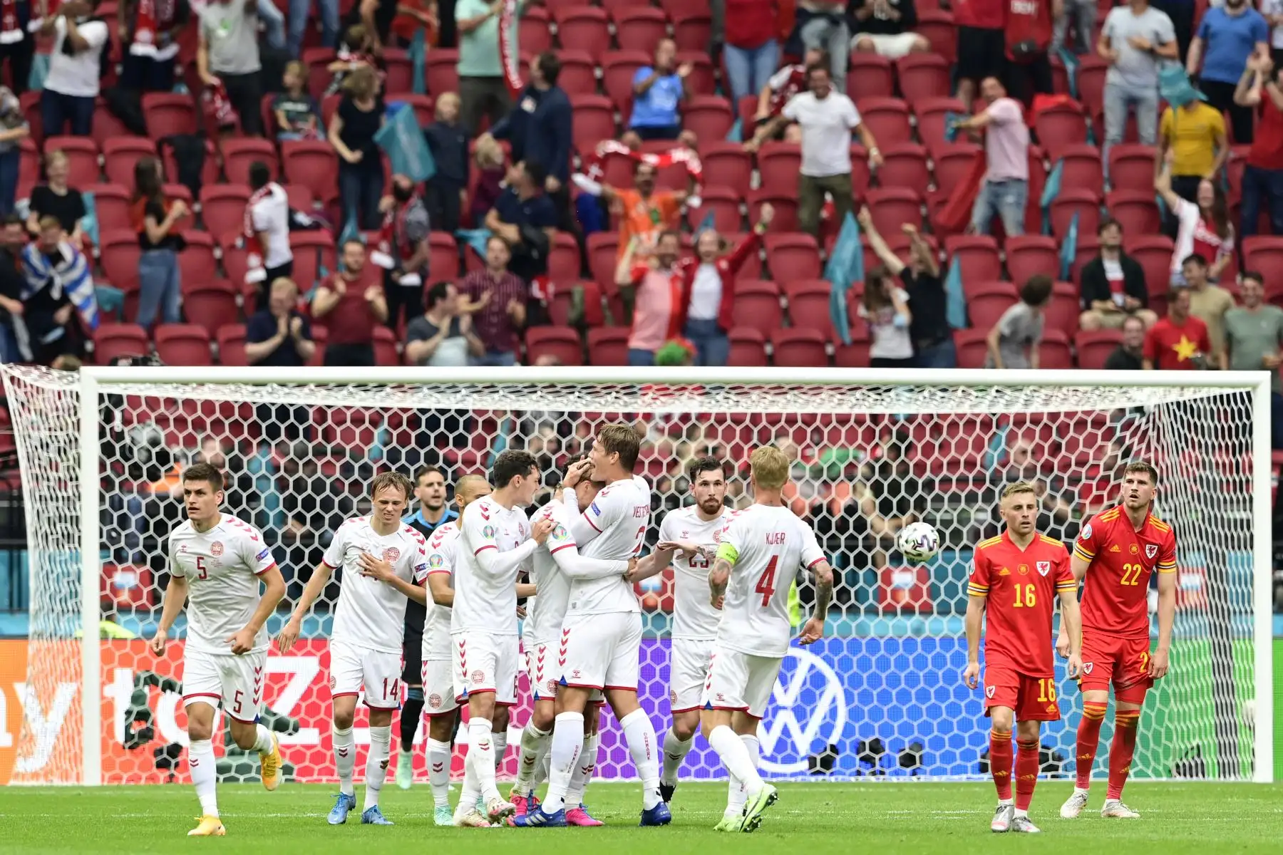 El delantero de Dinamarca Kasper Dolberg  celebra su primer gol con sus compañeros de equipo durante el partido de fútbol de octavos de final de la UEFA EURO 2020 entre Gales y Dinamarca en el Johan Cruyff Arena de Ámsterdam.
Foto: AFP