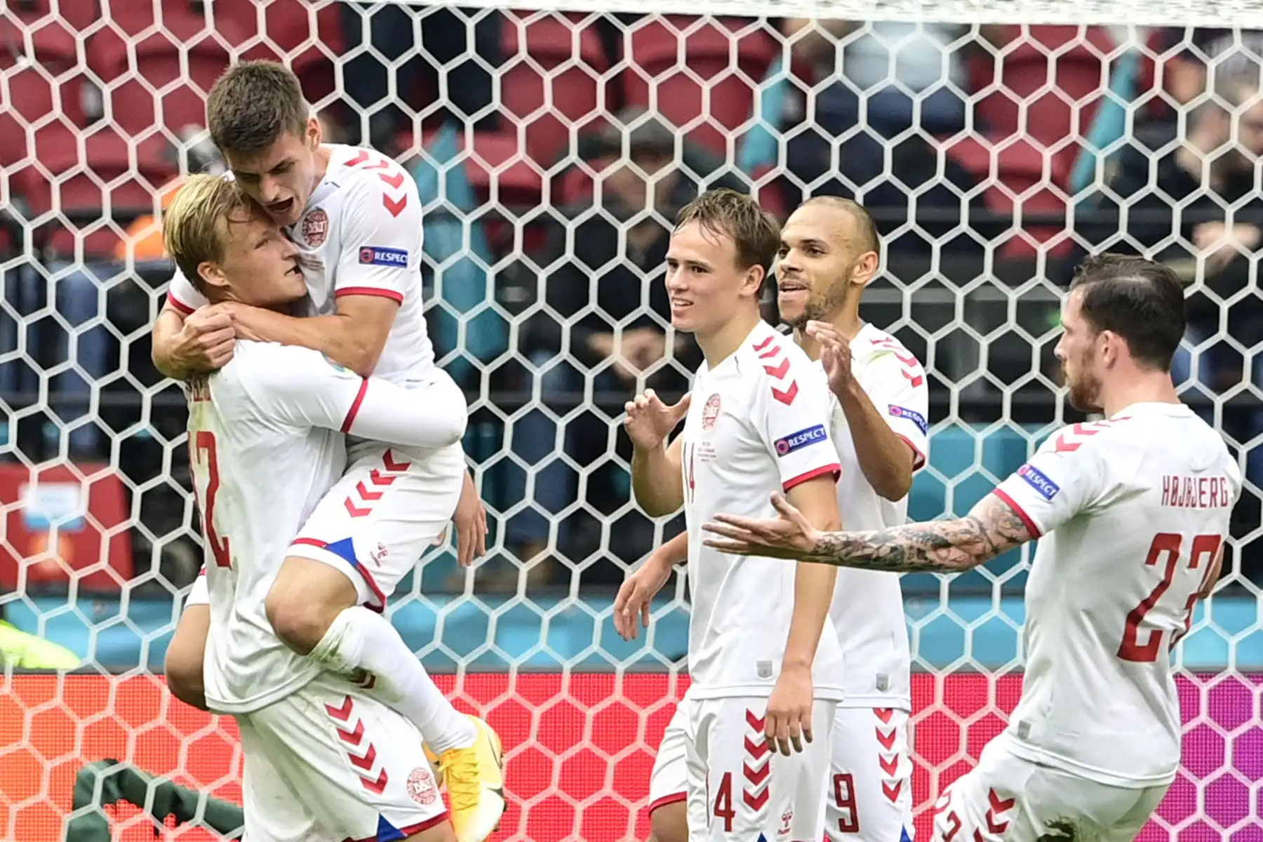 El delantero de Dinamarca Kasper Dolberg celebra su primer gol con sus compañeros durante el partido de fútbol de octavos de final de la UEFA EURO 2020 entre Gales y Dinamarca en el Johan Cruyff Arena de Ámsterdam.
Foto: AFP