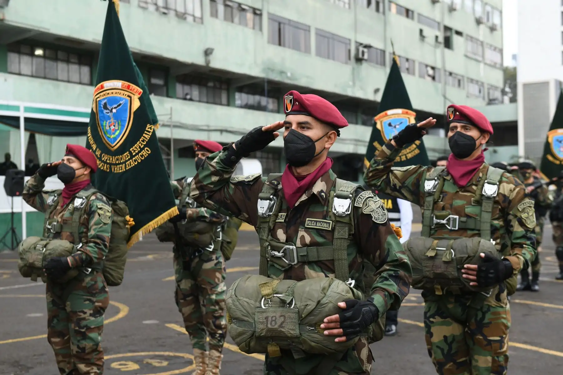 El ministro del Interior, José Elice participa en la conmemoración del 30.⁰ aniversario de la Dirección Antidrogas de la Policía Nacional.
En la ceremonia participaron el comandante general de la PNP, Gral. César Cervantes, y el viceministro de Seguridad Pública.
Foto: Ministerio del Interior
.
