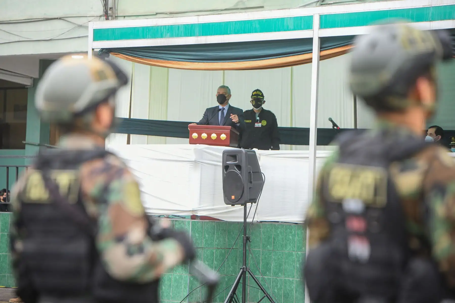 El ministro del Interior, José Elice participa en la conmemoración del 30.⁰ aniversario de la Dirección Antidrogas de la Policía Nacional.
En la ceremonia participaron el comandante general de la PNP, Gral. César Cervantes, y el viceministro de Seguridad Pública.
Foto: Ministerio del Interior
.