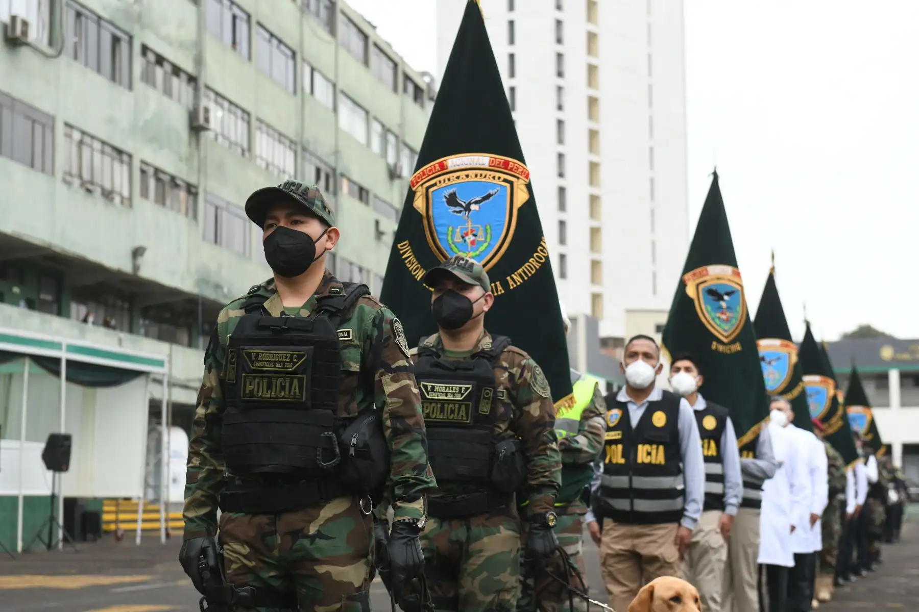 El ministro del Interior, José Elice participa en la conmemoración del 30.⁰ aniversario de la Dirección Antidrogas de la Policía Nacional.
En la ceremonia participaron el comandante general de la PNP, Gral. César Cervantes, y el viceministro de Seguridad Pública.
Foto: Ministerio del Interior
.