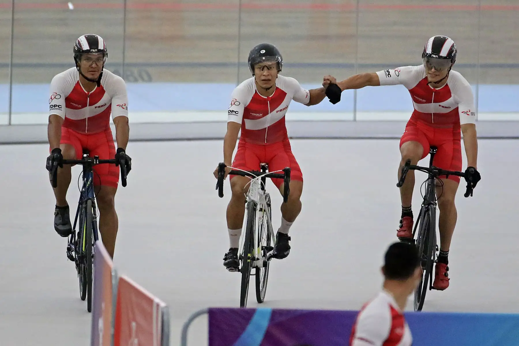 Francis Cachique, Rubén Salinas y Carlos Castillo rompieron un récord nacional registrado, el de los Juegos Panamericanos Lima 2019.
El velódromo de la Sede Legado VIDENA es testigo del Campeonato Panamericano de Pista Élite 2021.
Foto: Legado
