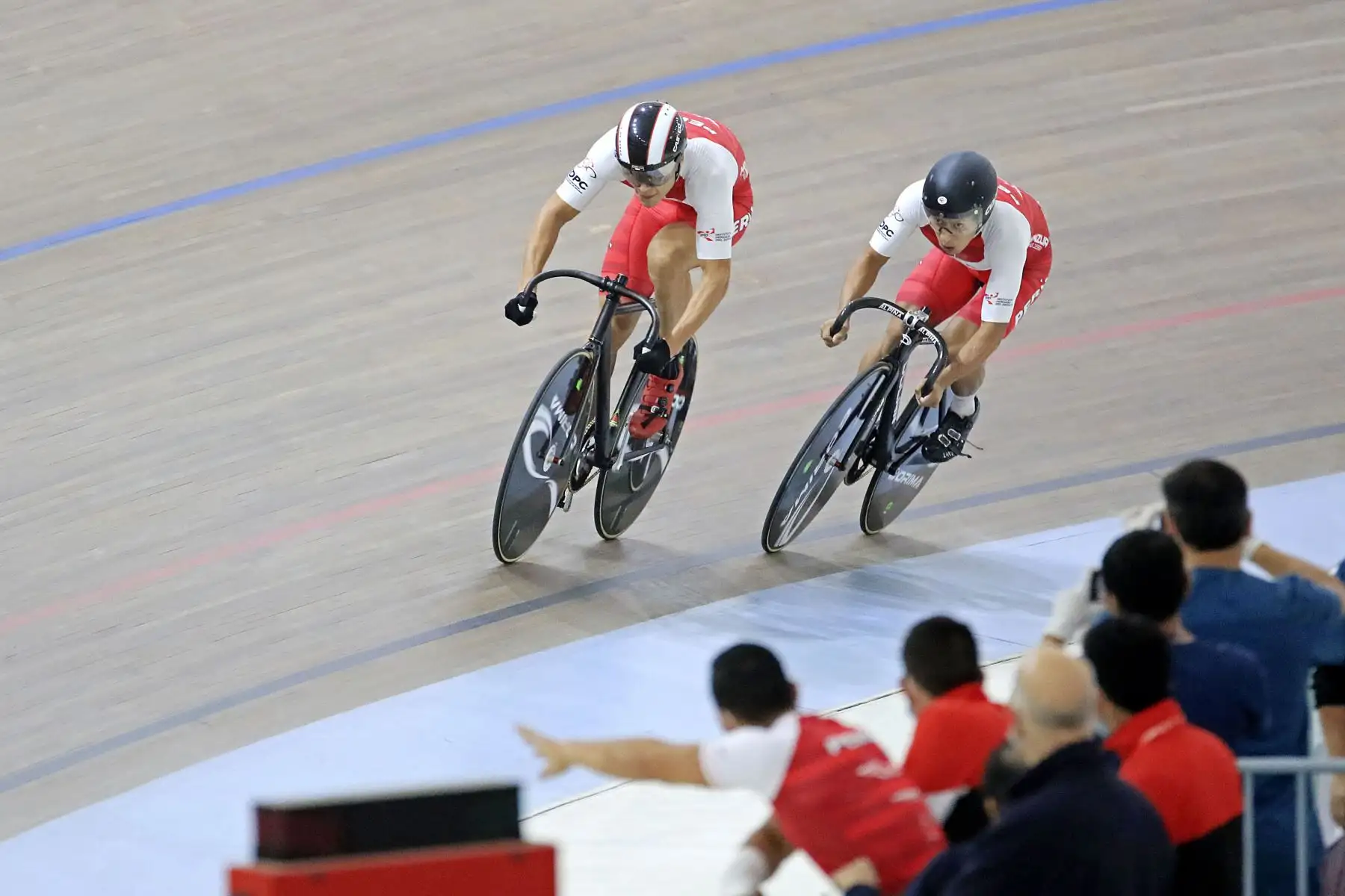 Francis Cachique, Rubén Salinas y Carlos Castillo rompieron un récord nacional registrado, el de los Juegos Panamericanos Lima 2019.
El velódromo de la Sede Legado VIDENA es testigo del Campeonato Panamericano de Pista Élite 2021.
Foto: Legado