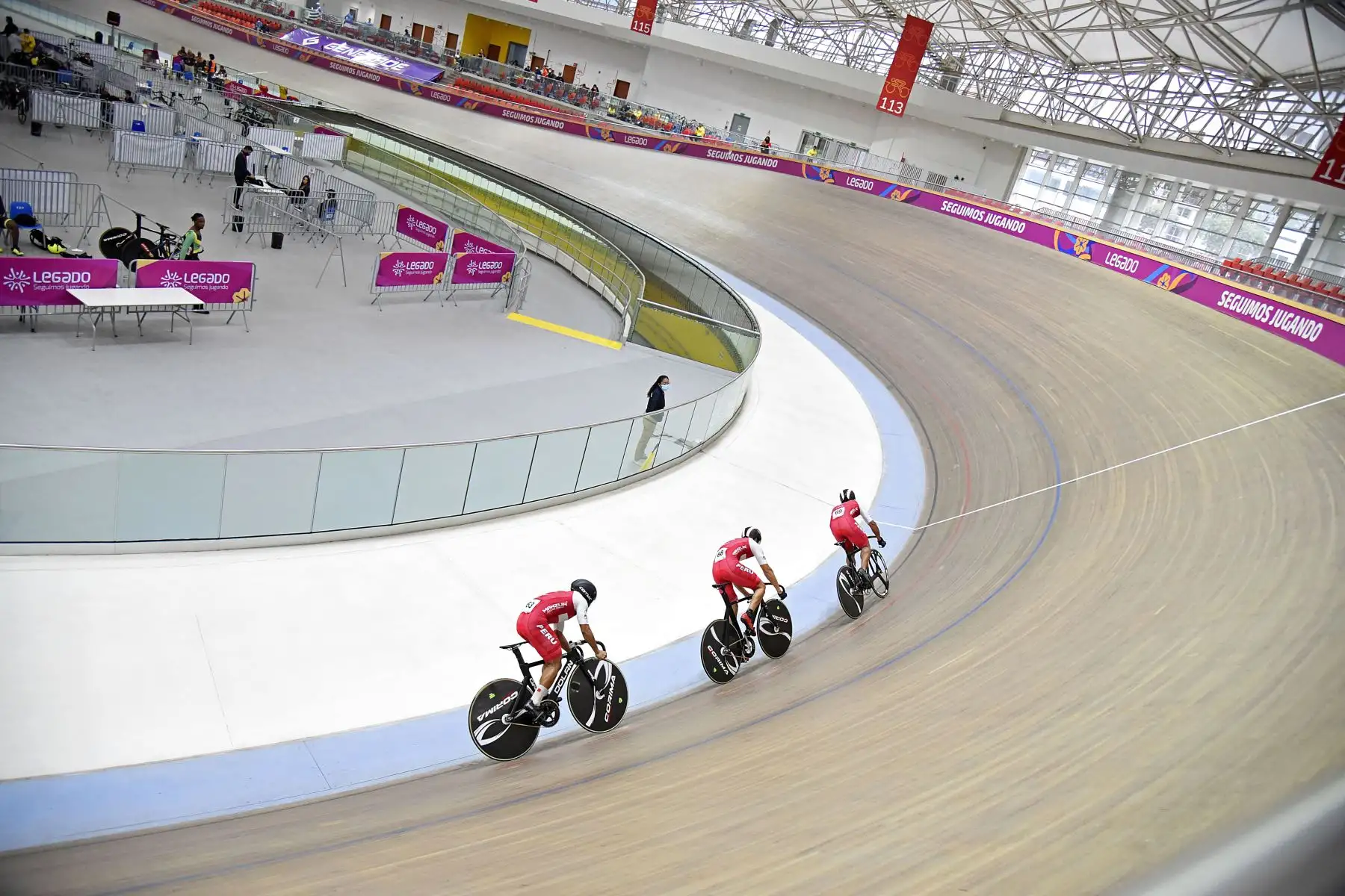 Francis Cachique, Rubén Salinas y Carlos Castillo rompieron un récord nacional registrado, el de los Juegos Panamericanos Lima 2019.
El velódromo de la Sede Legado VIDENA es testigo del Campeonato Panamericano de Pista Élite 2021.
Foto: Legado