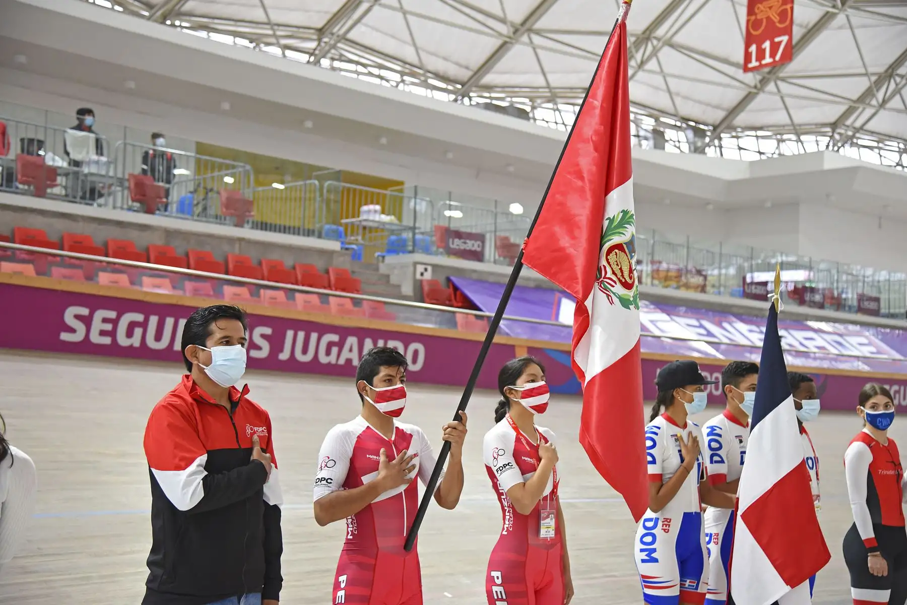 Francis Cachique, Rubén Salinas y Carlos Castillo rompieron un récord nacional registrado, el de los Juegos Panamericanos Lima 2019.
El velódromo de la Sede Legado VIDENA es testigo del Campeonato Panamericano de Pista Élite 2021.
Foto: Legado