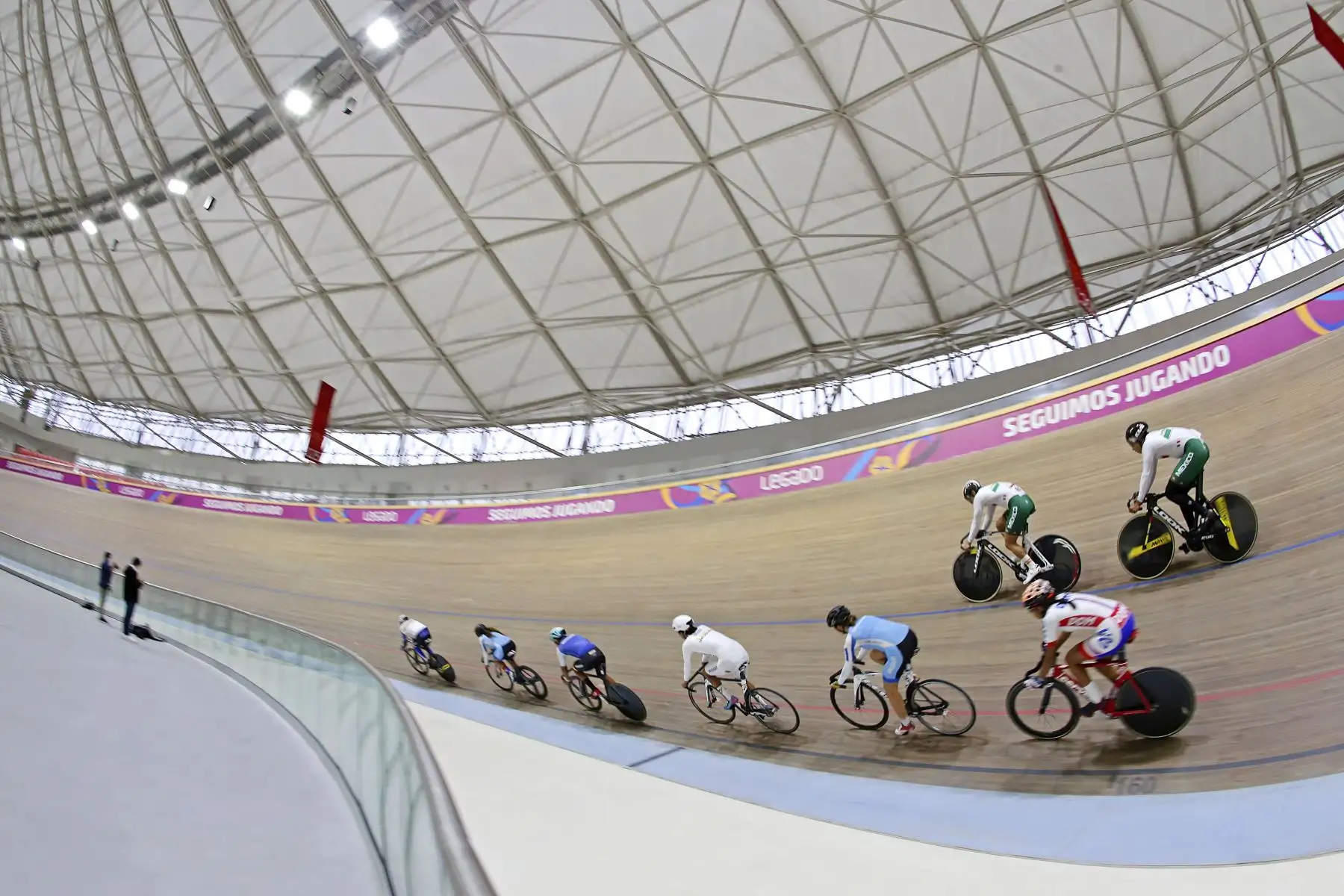Francis Cachique, Rubén Salinas y Carlos Castillo rompieron un récord nacional registrado, el de los Juegos Panamericanos Lima 2019.
El velódromo de la Sede Legado VIDENA es testigo del Campeonato Panamericano de Pista Élite 2021.
Foto: Legado