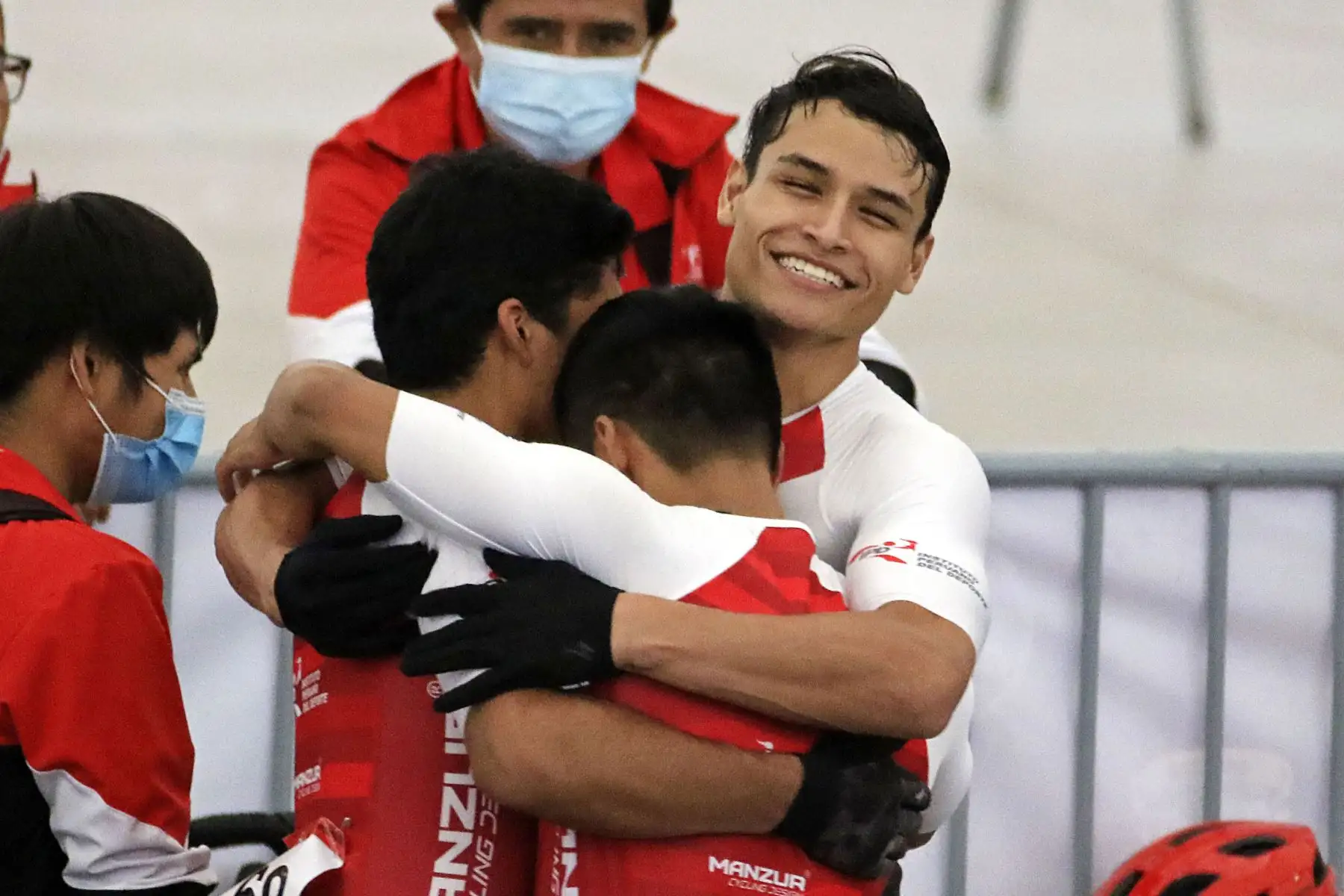 Francis Cachique, Rubén Salinas y Carlos Castillo rompieron un récord nacional registrado, el de los Juegos Panamericanos Lima 2019.
El velódromo de la Sede Legado VIDENA es testigo del Campeonato Panamericano de Pista Élite 2021.
Foto: Legado
