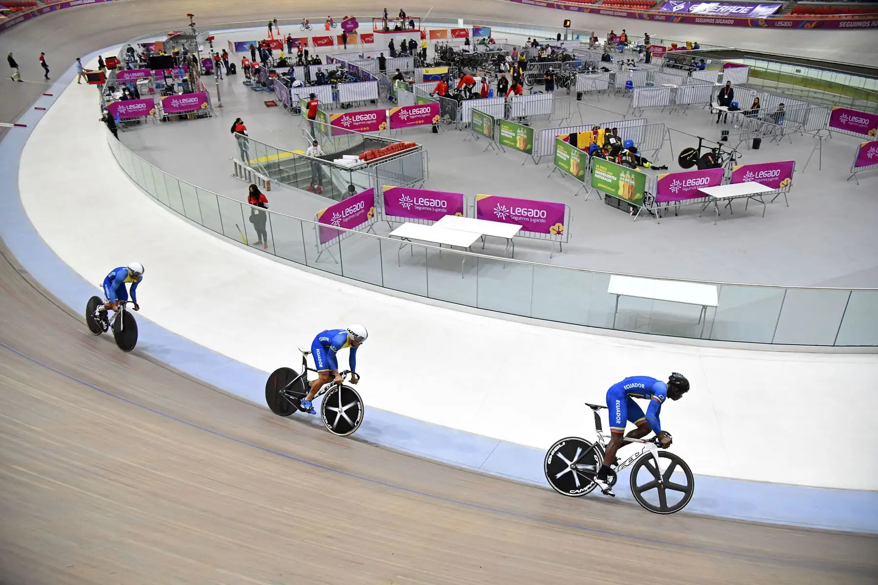 Francis Cachique, Rubén Salinas y Carlos Castillo rompieron un récord nacional registrado, el de los Juegos Panamericanos Lima 2019.
El velódromo de la Sede Legado VIDENA es testigo del Campeonato Panamericano de Pista Élite 2021.
Foto: Legado