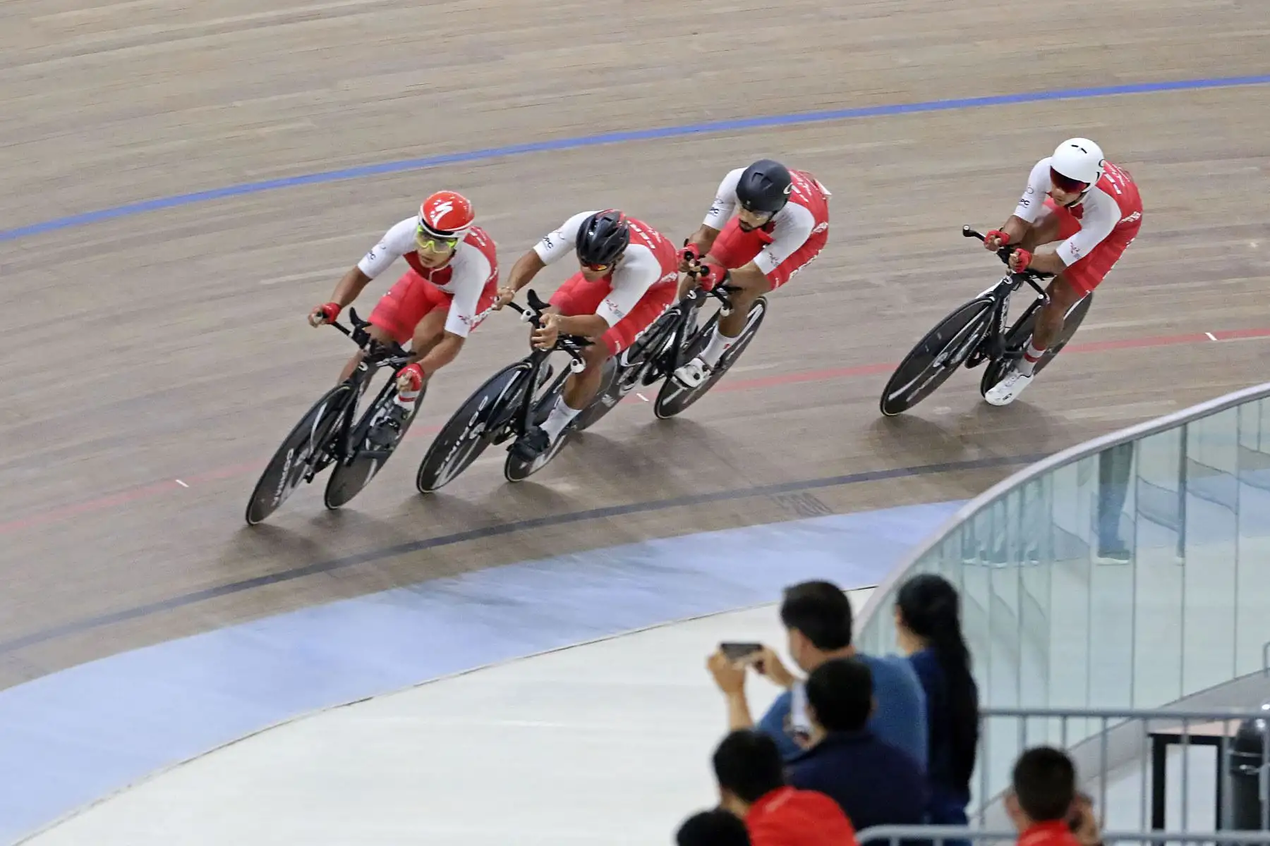 Francis Cachique, Rubén Salinas y Carlos Castillo rompieron un récord nacional registrado, el de los Juegos Panamericanos Lima 2019.
El velódromo de la Sede Legado VIDENA es testigo del Campeonato Panamericano de Pista Élite 2021.
Foto: Legado