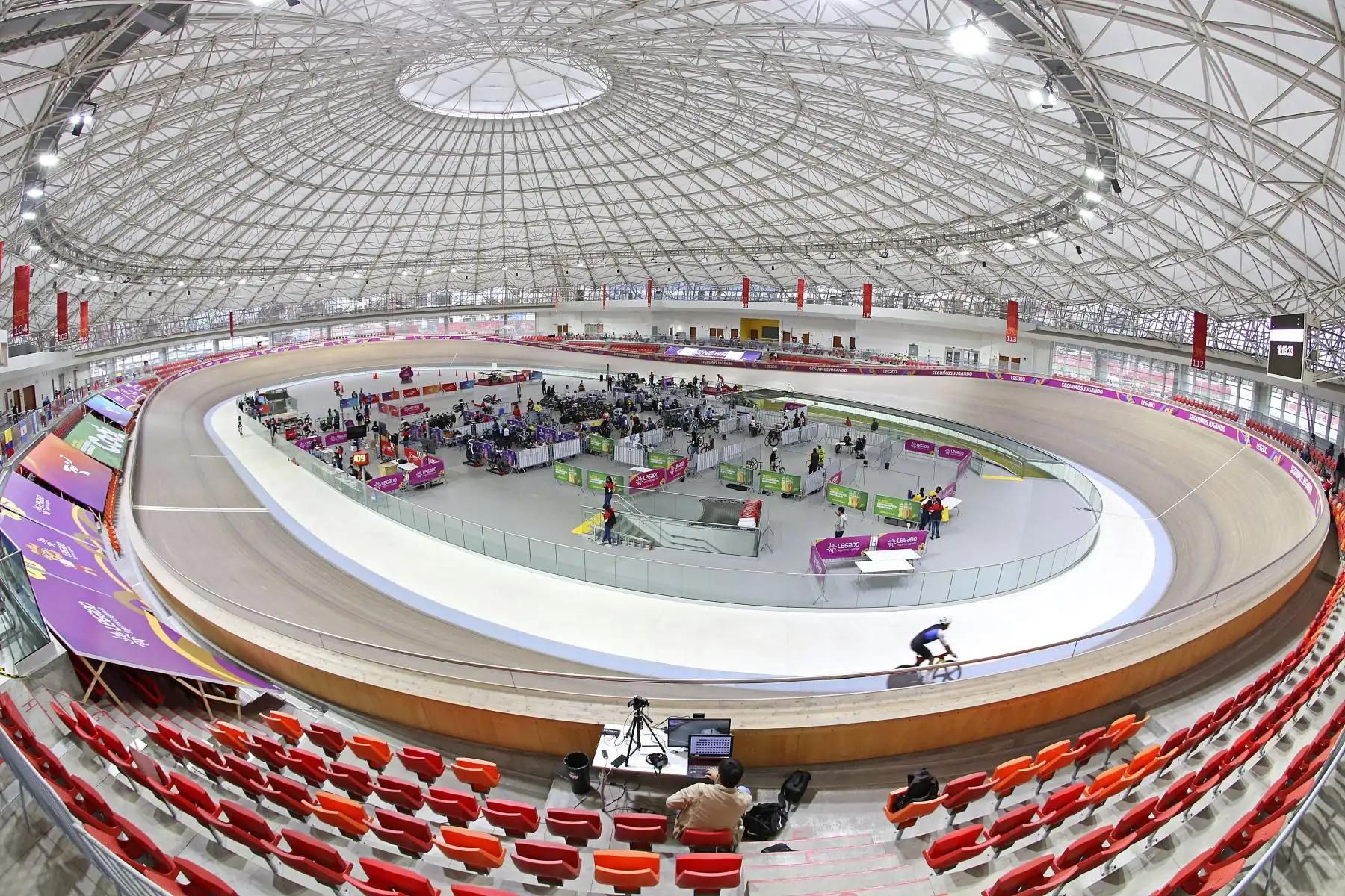 Francis Cachique, Rubén Salinas y Carlos Castillo rompieron un récord nacional registrado, el de los Juegos Panamericanos Lima 2019.
El velódromo de la Sede Legado VIDENA es testigo del Campeonato Panamericano de Pista Élite 2021.
Foto: Legado