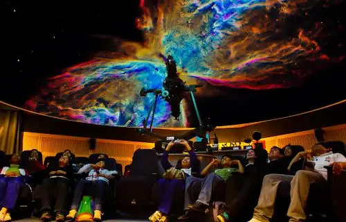 El Planetario Nacional, cuenta con una sala Domo con dos sistemas de proyección: el clásico Goto y el Fulldome que recrea un cielo, permitiendo a los asistentes identificar estrellas brillantes que van formando las figuras de las constelaciones. Foto: Cortesía